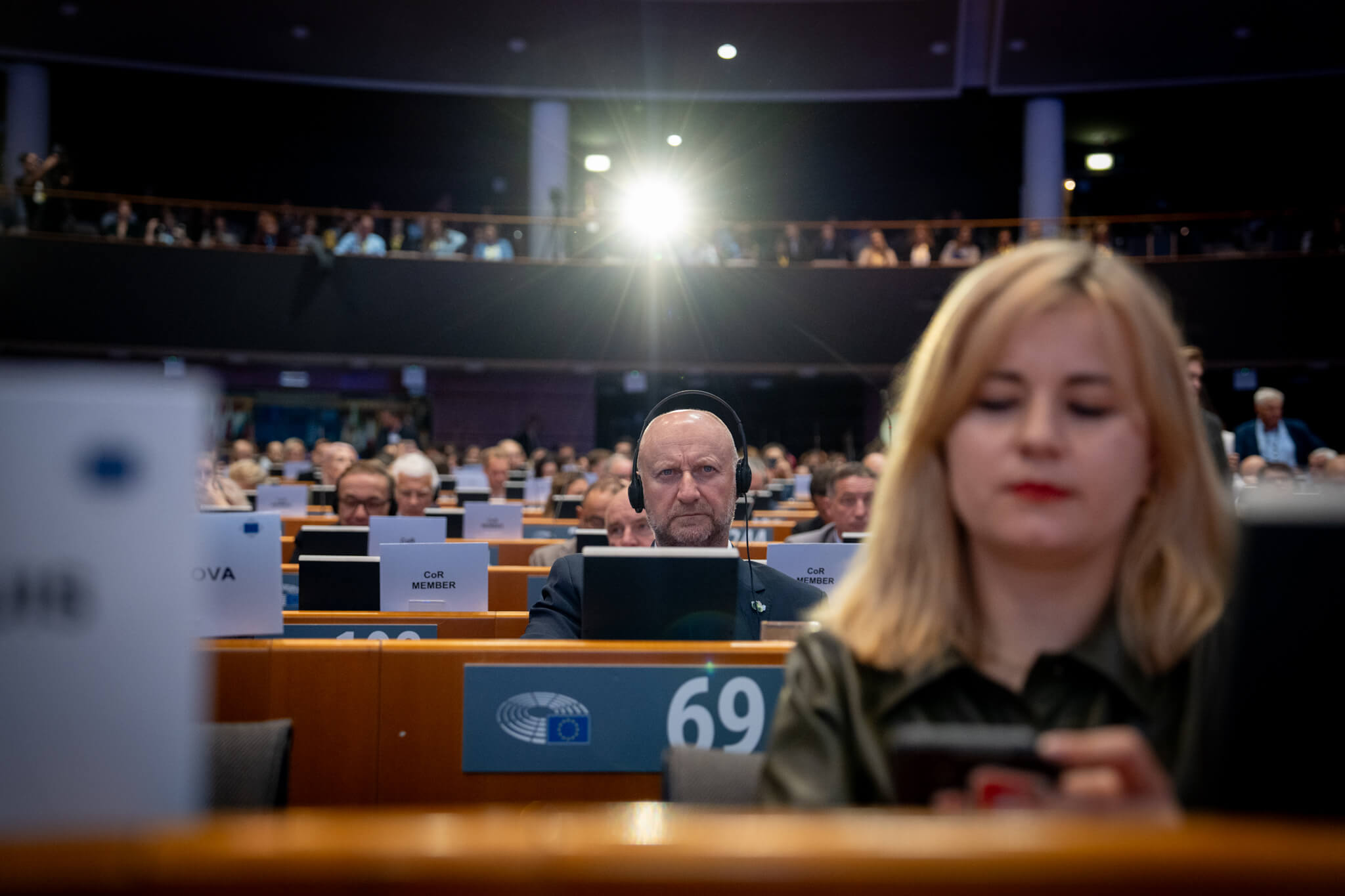 Uczestnicy konferencji siedzą na widowni