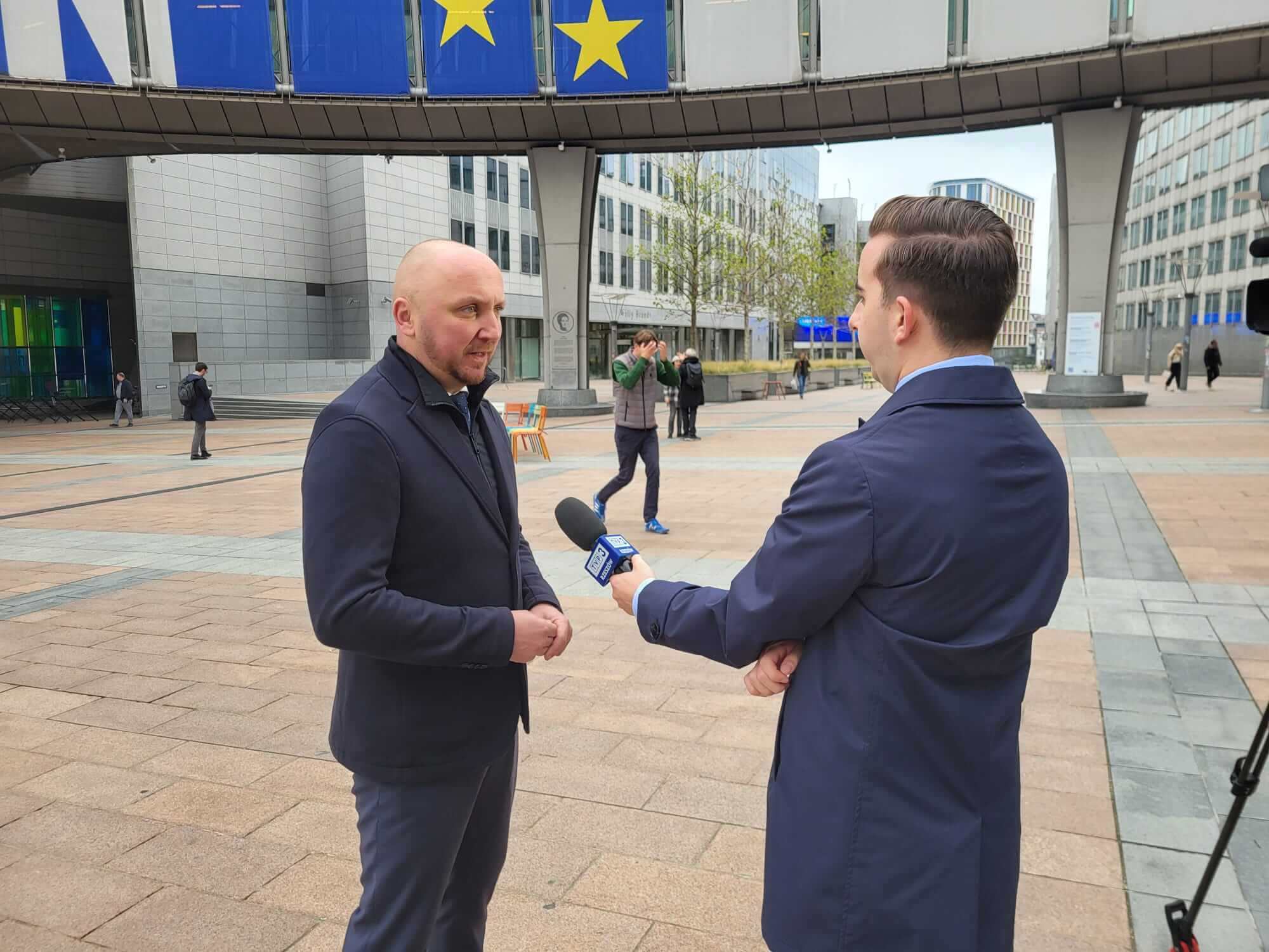 Marszałek Łukasz Prokorym udziela wywiadu przedstawicielowi telewizji