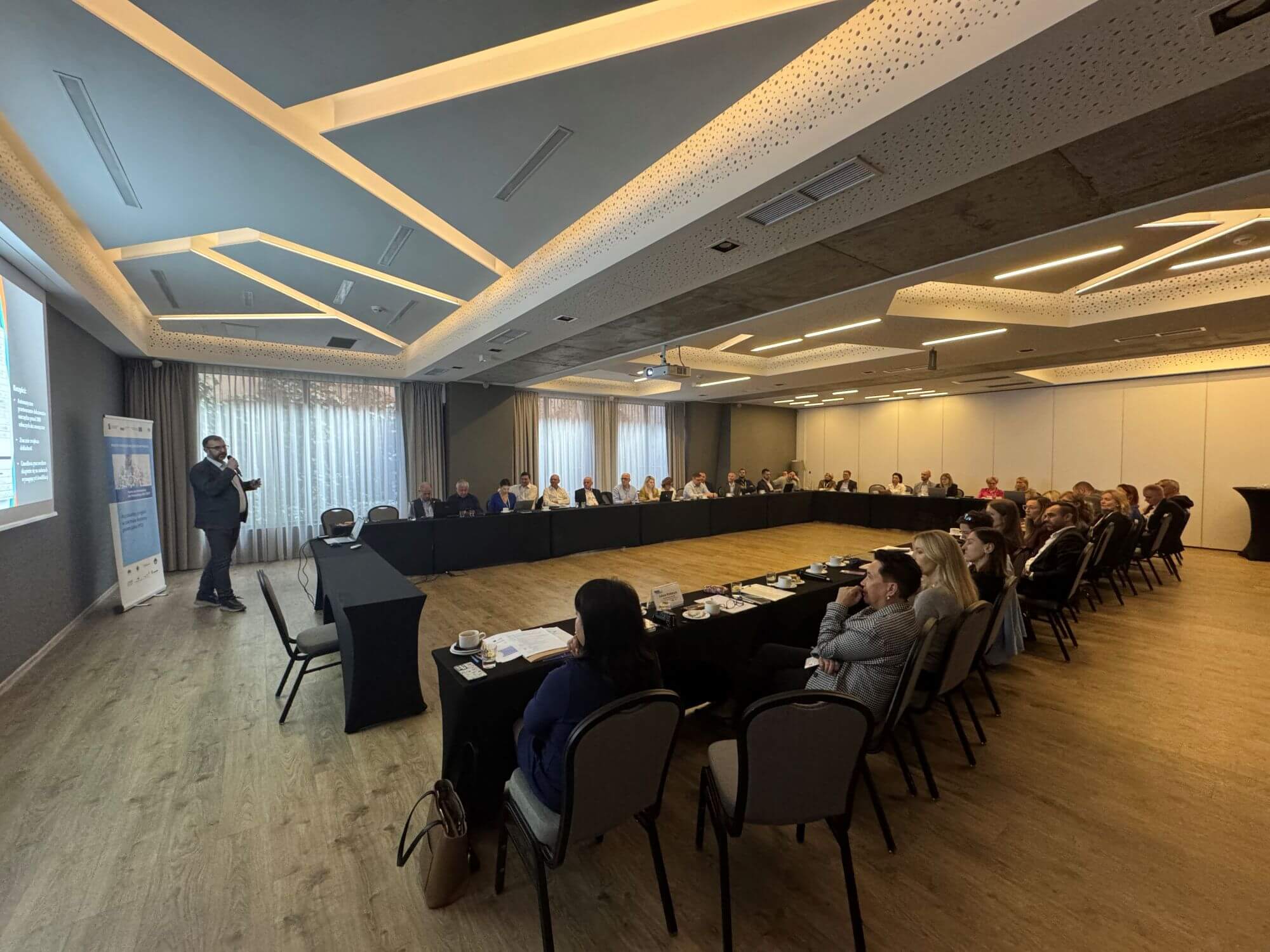 Grupa osób siedzi przy stole