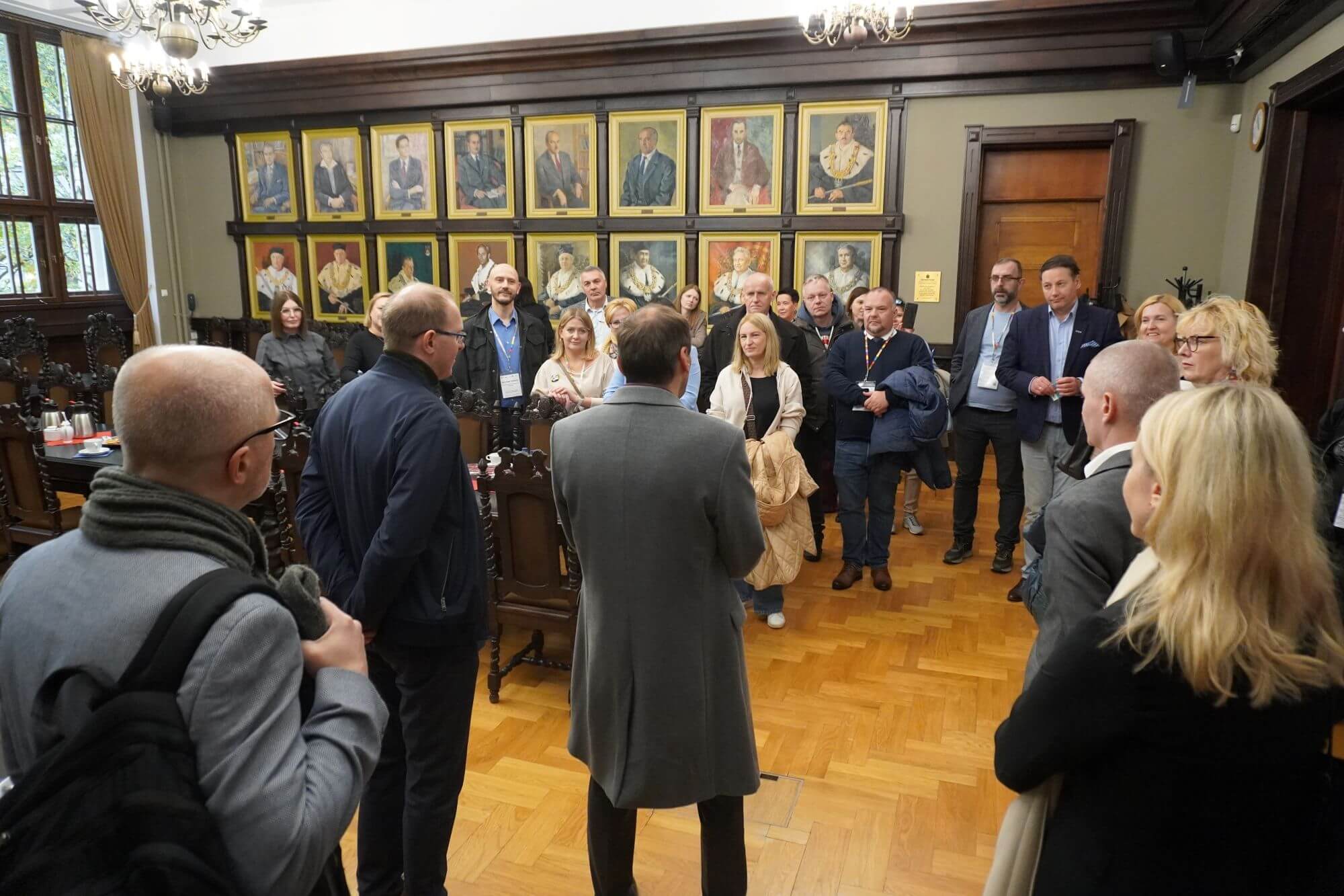 Mężczyzna mówi do grupy osób