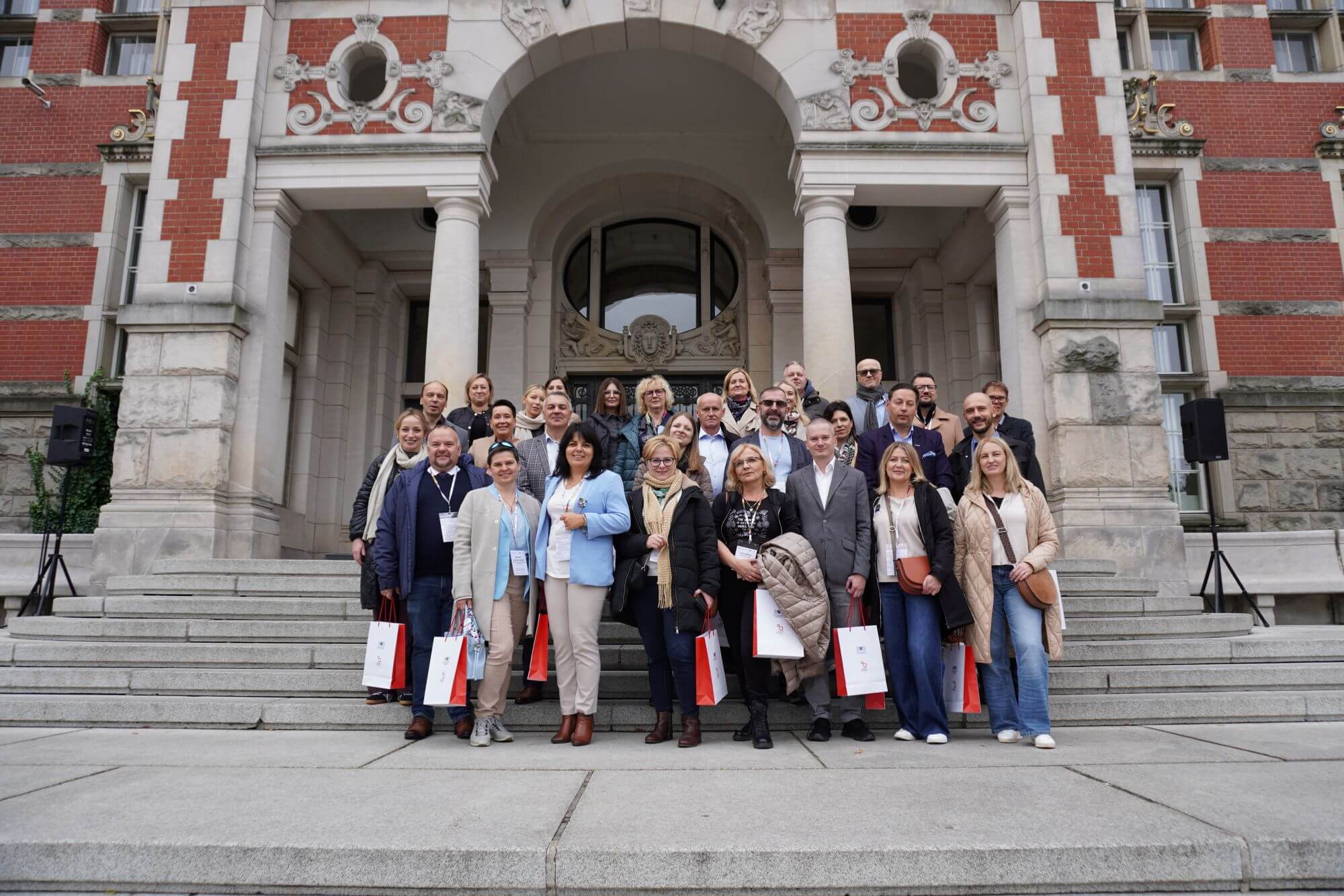 Grupa osób pozuje do pamiątkowego zdjęcia