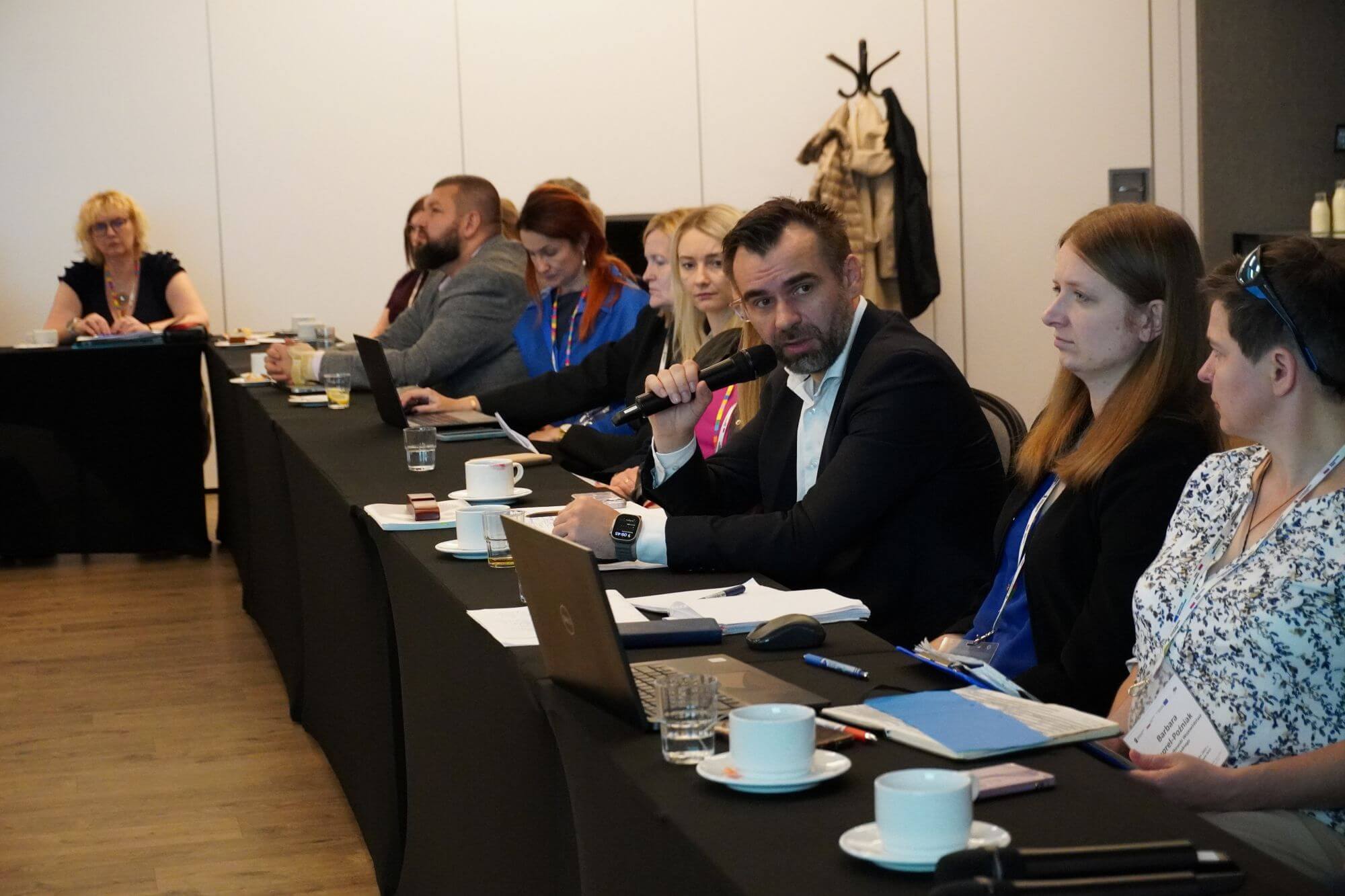 Grupa osób siedzi przy stole