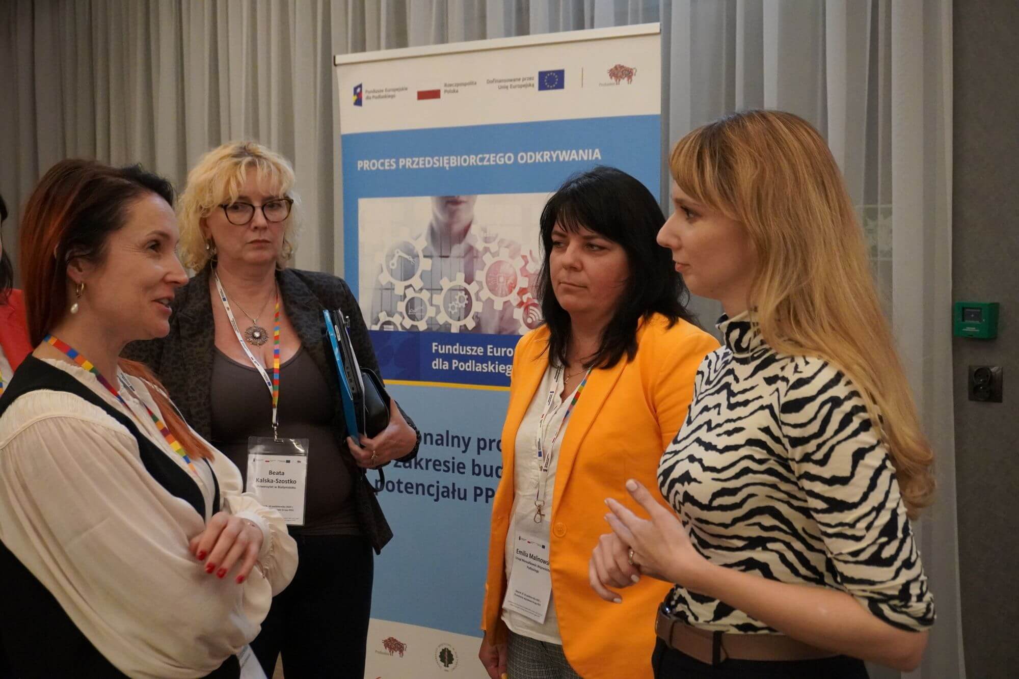 Cztery kobiety rozmawiają