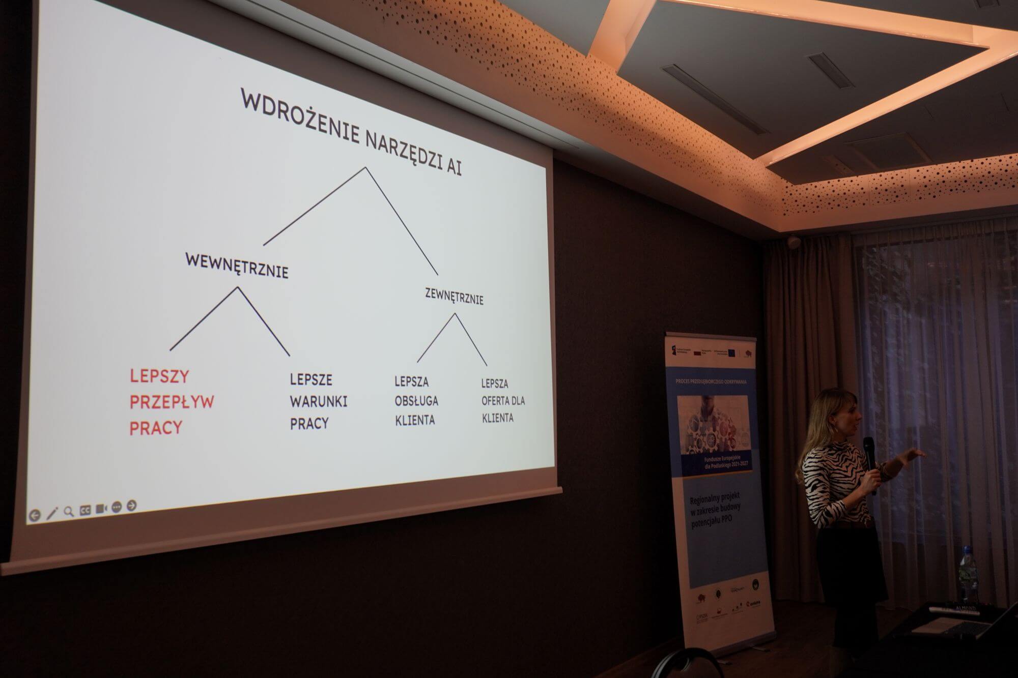 Kobieta omawia slajd z prezentacji