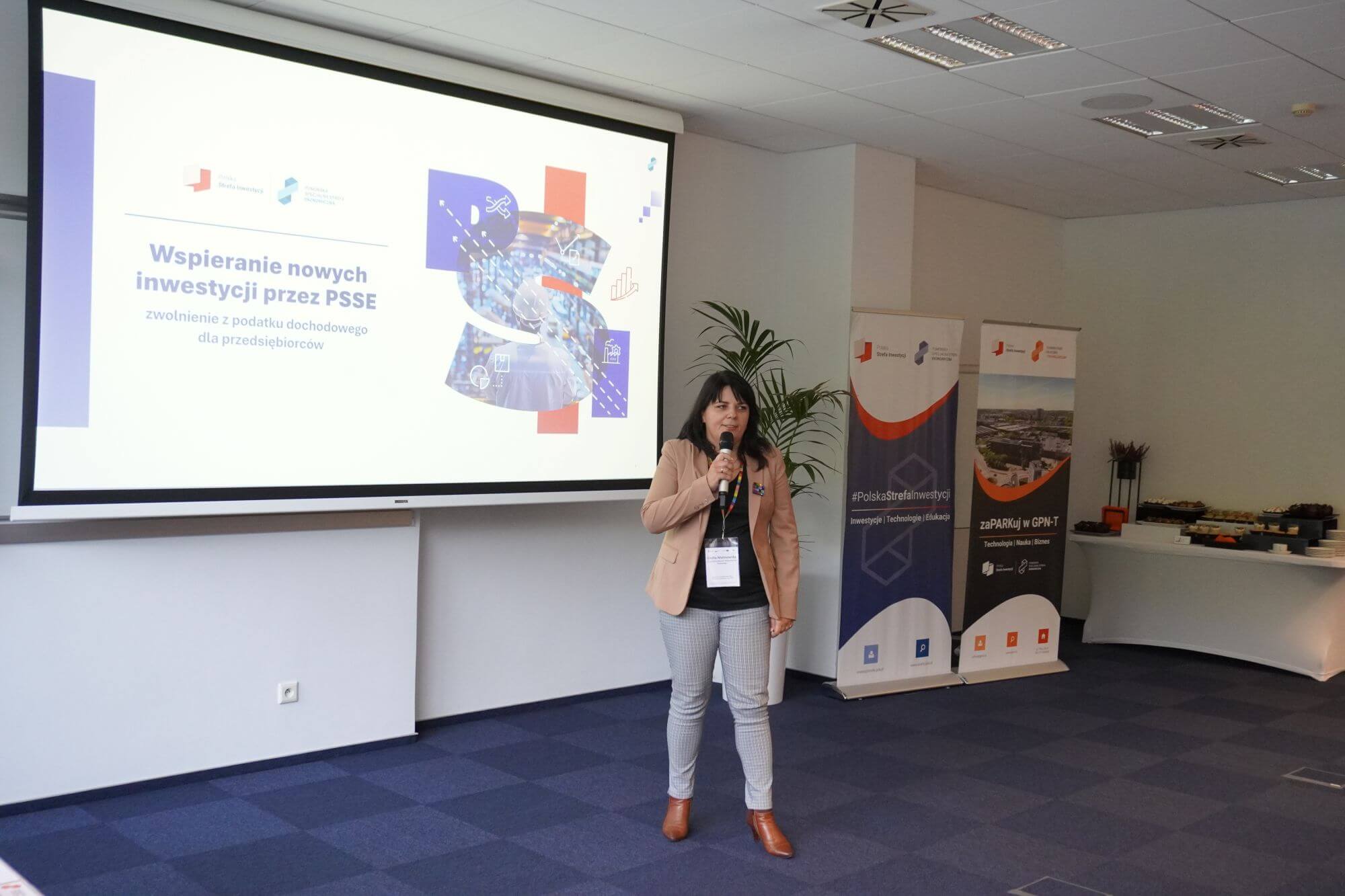 Kobieta omawia slajd z prezentacji