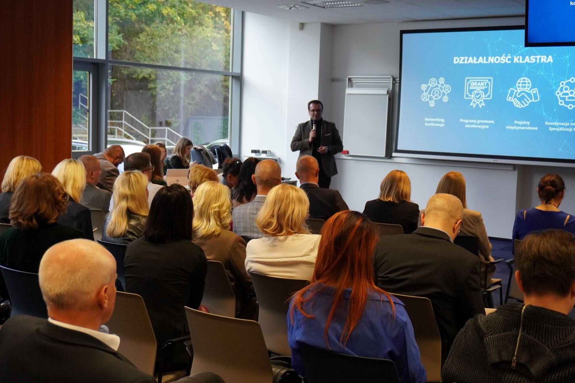 Mężczyzna omawia prezentację