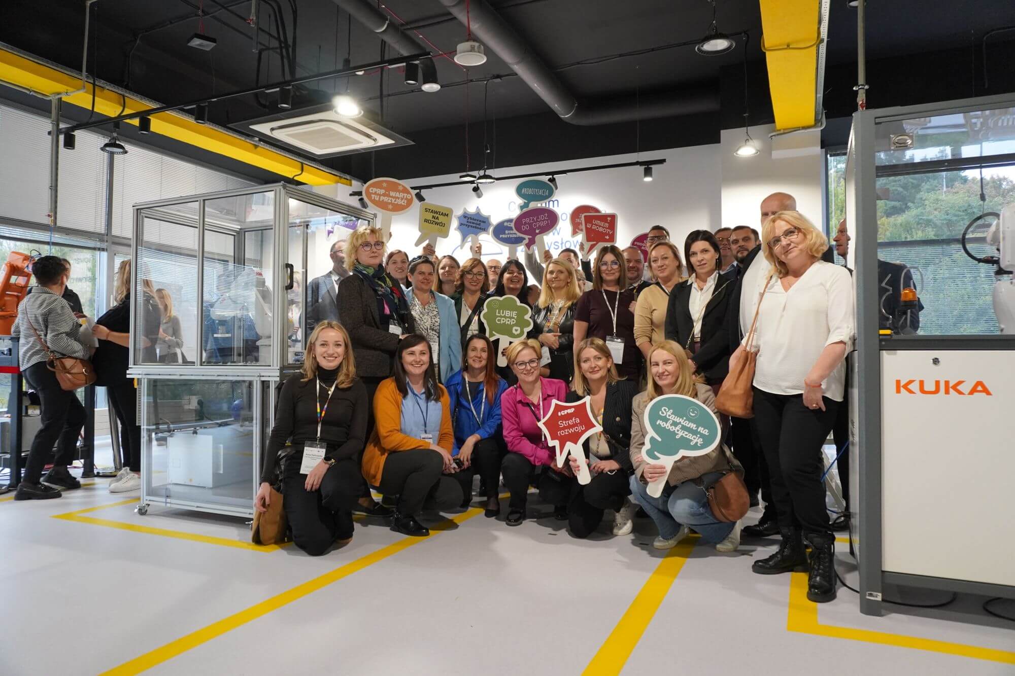 Grupa osób pozuje do pamiątkowego zdjęcia