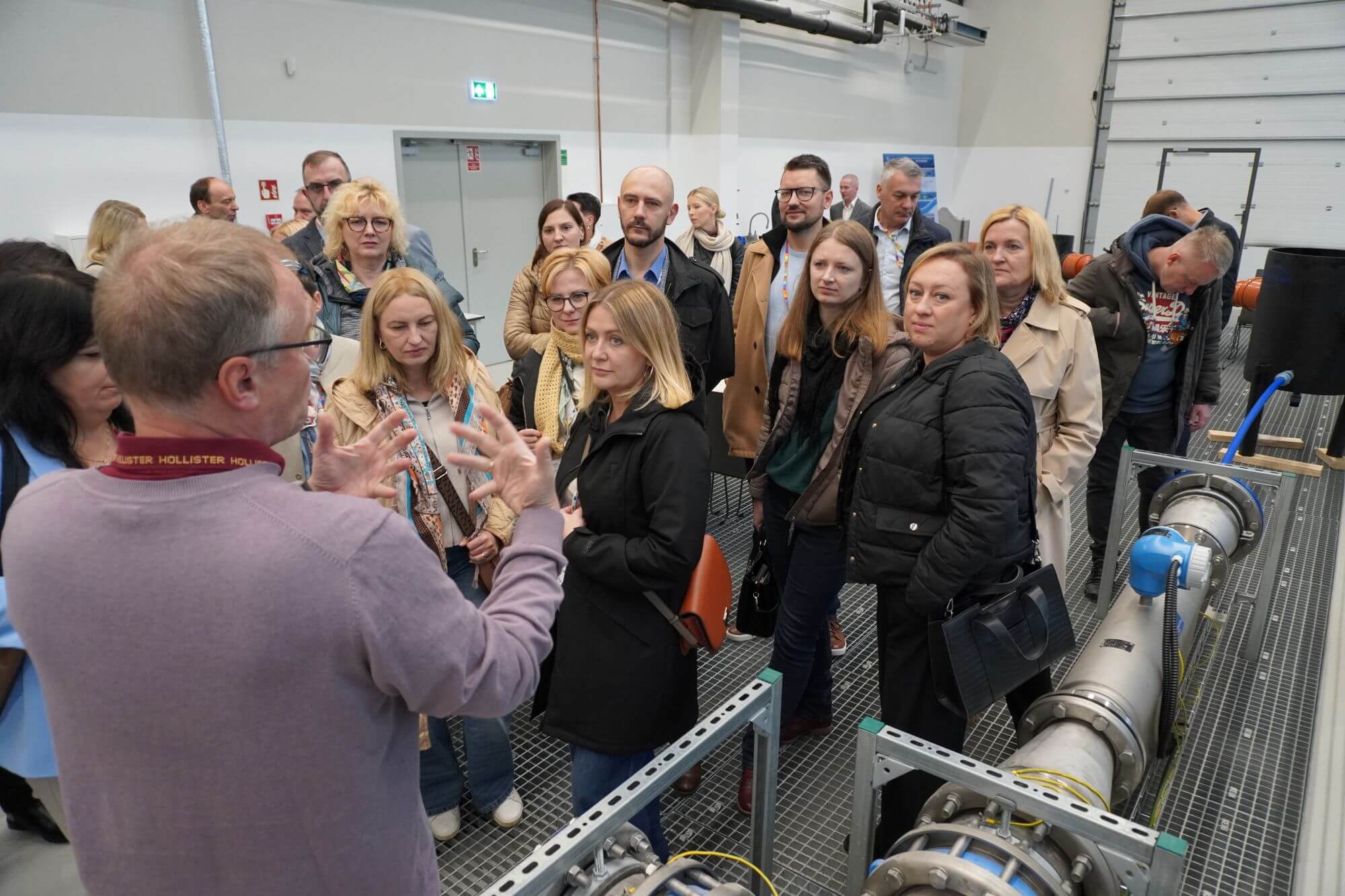 Mężczyzna mówi do grupy osób