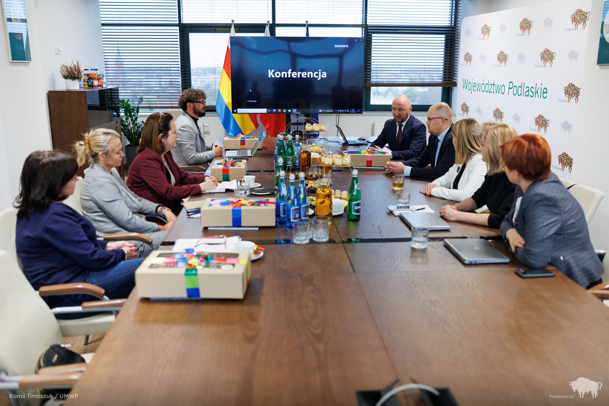 Uczestnicy spotkania siedzą przy stole