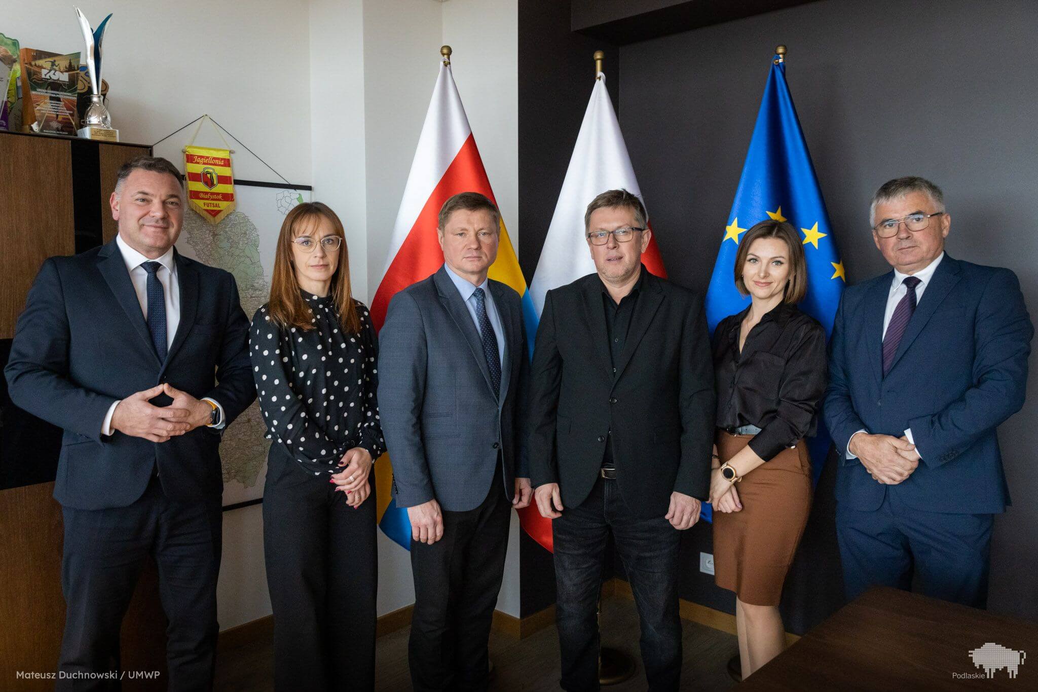 Sygnatariusze umowy pozują do pamiątkowego zdjęcia