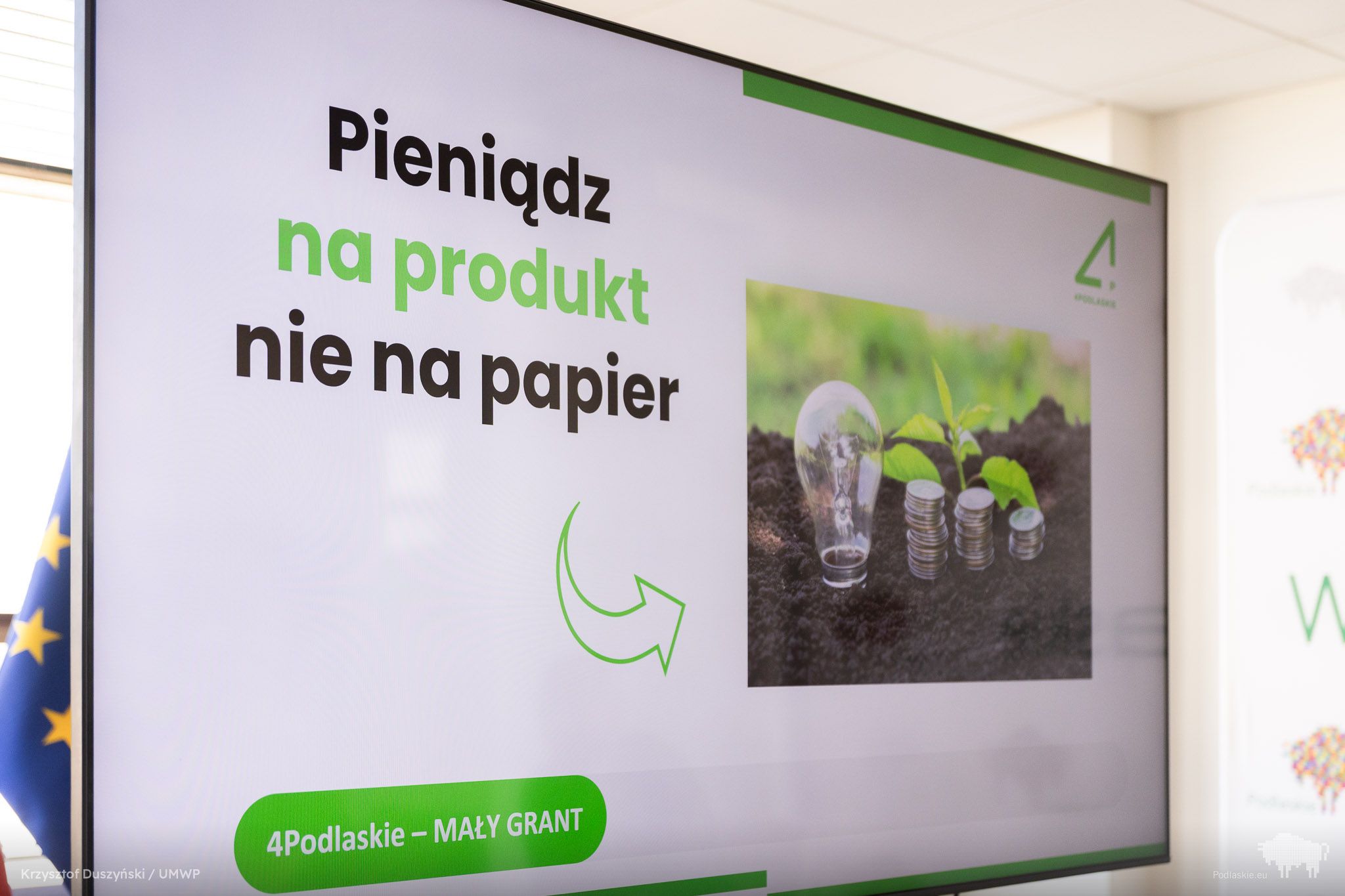 Slajd z prezentacji wyświetla się na telebimie