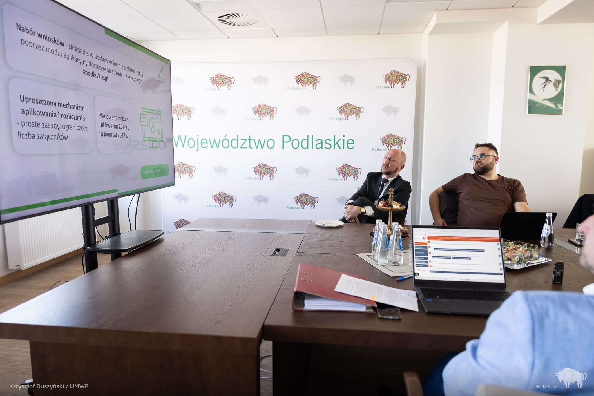 Grupa osób siedzi przy stole