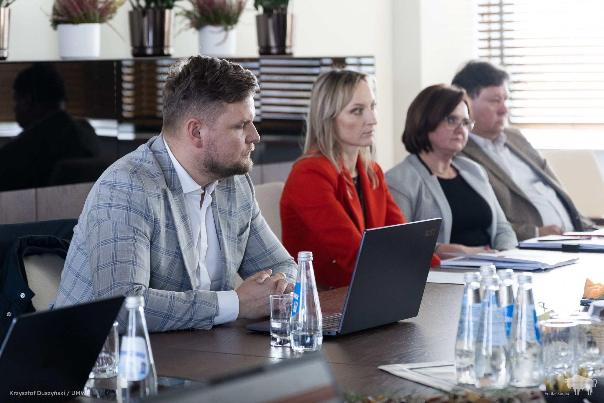 Grupa osób siedzi przy stole