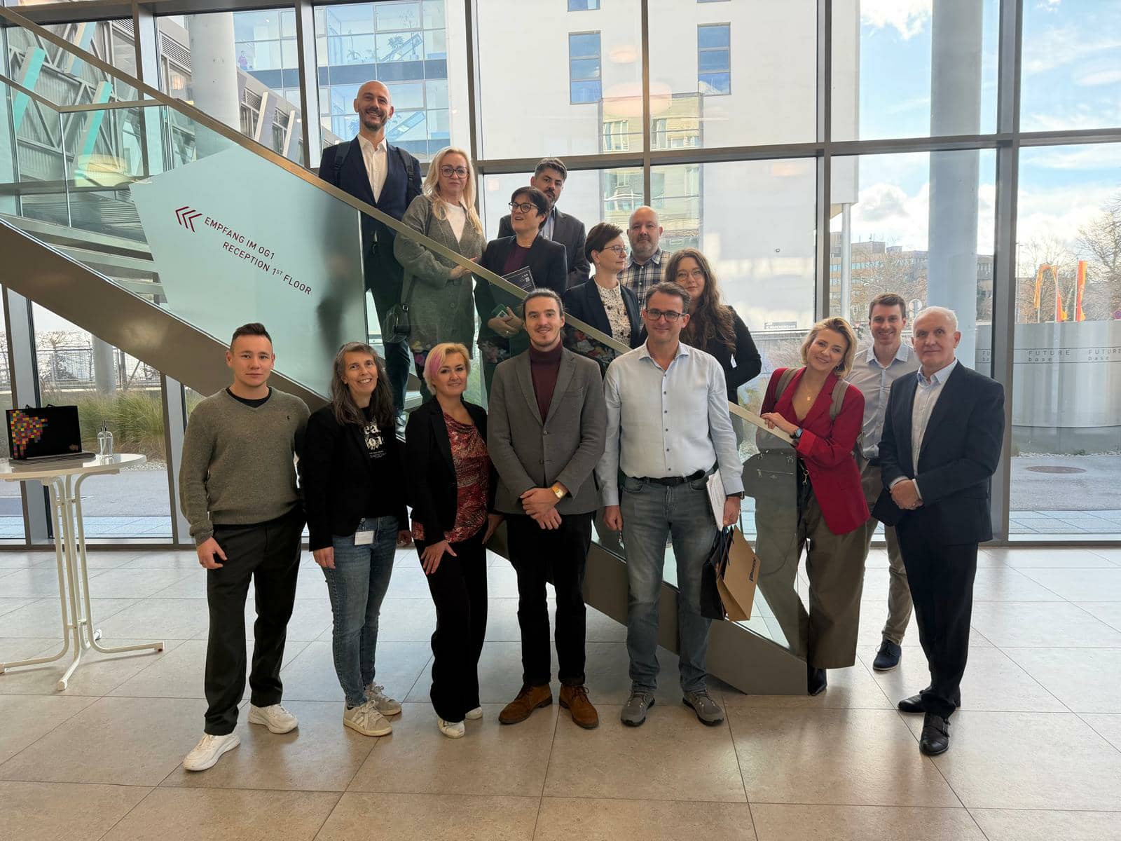 Grupa osób pozuje do pamiątkowego zdjęcia