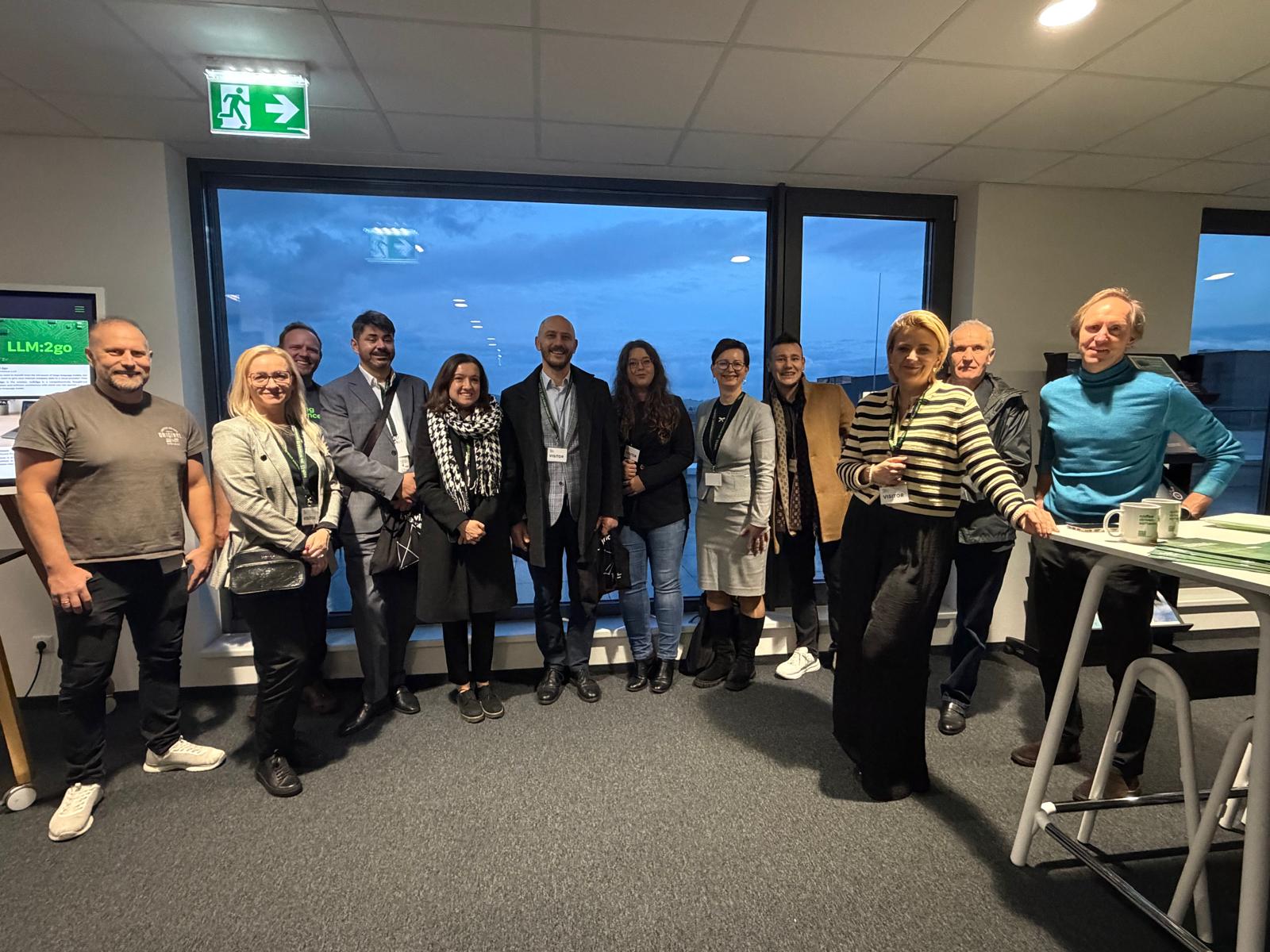 Grupa osób pozuje do pamiątkowego zdjęcia