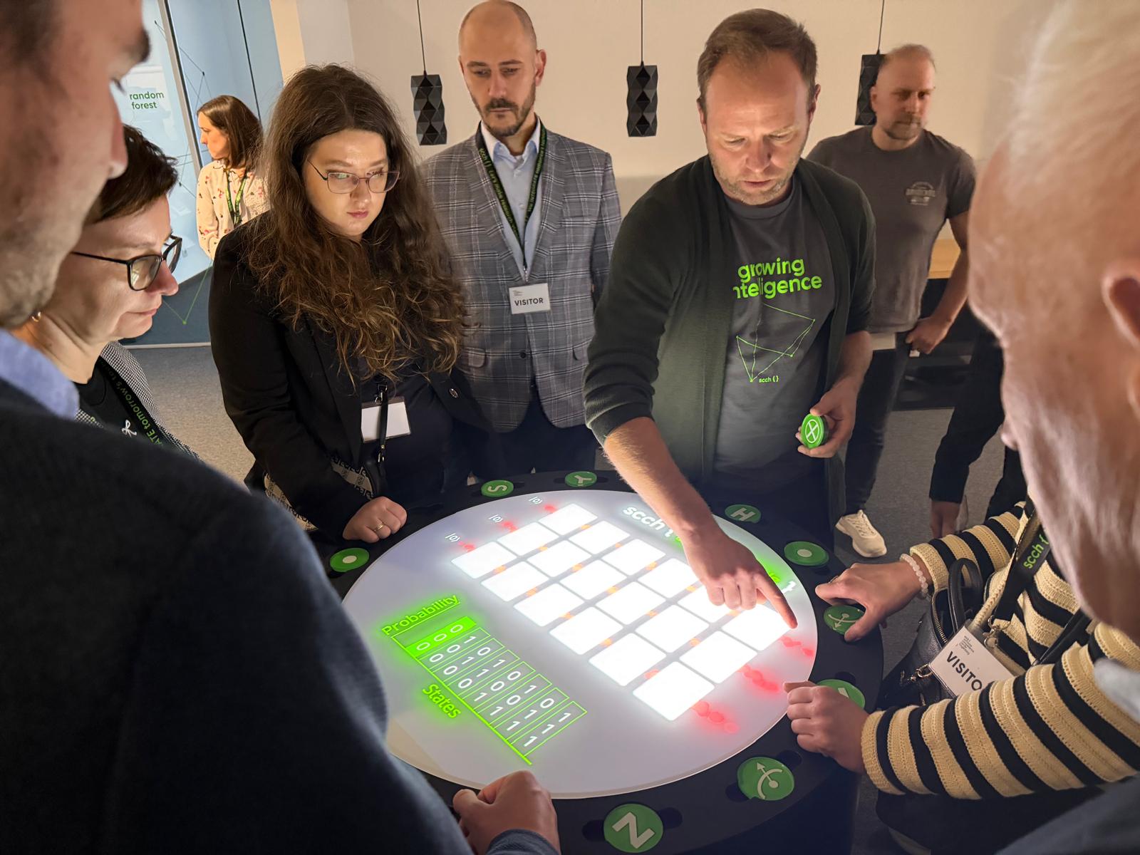 Grupa osób przy urządzeniu