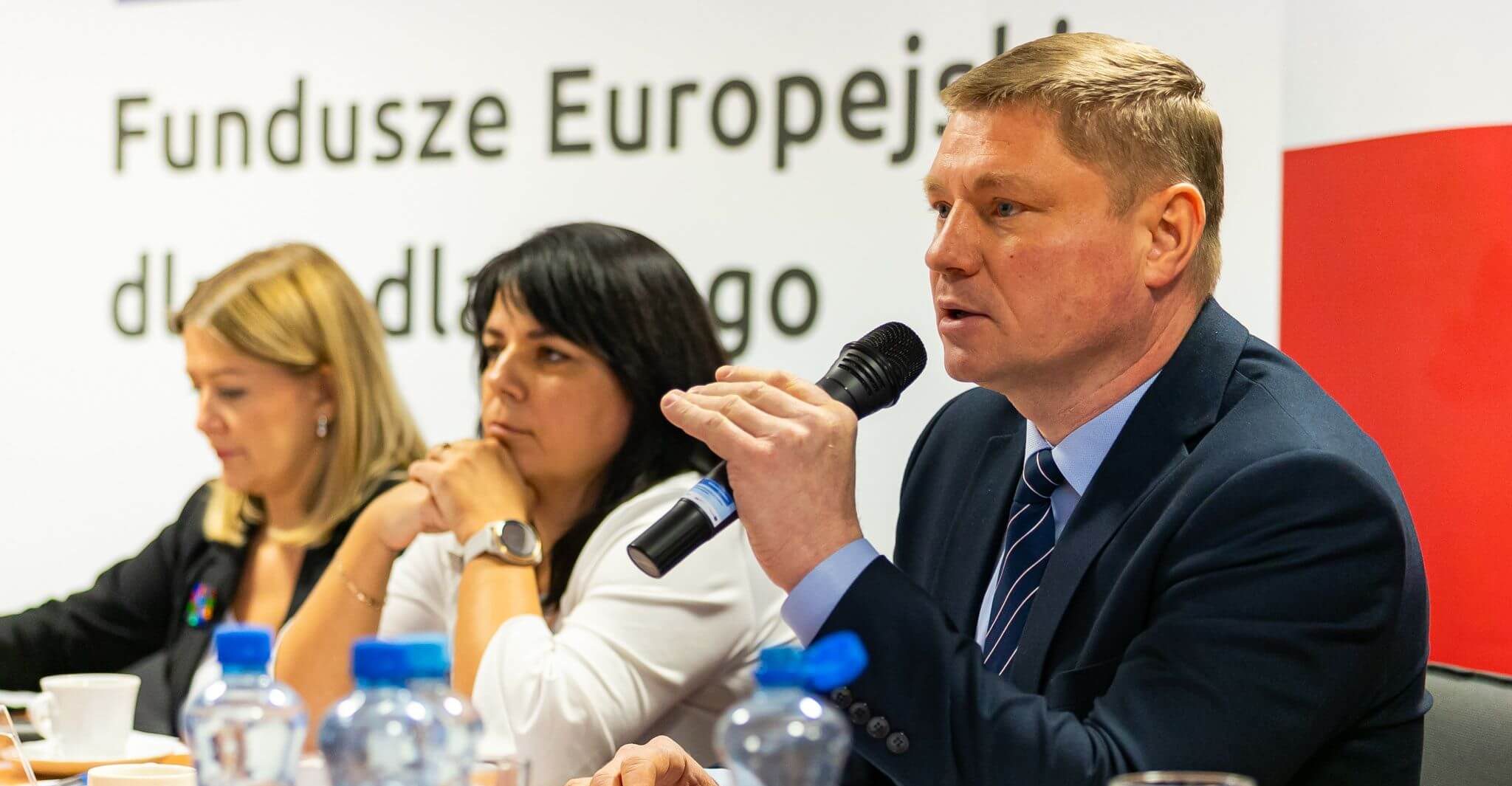 Wicemarszałek Marek Malinowski przemawia podczas konferencji prasowej