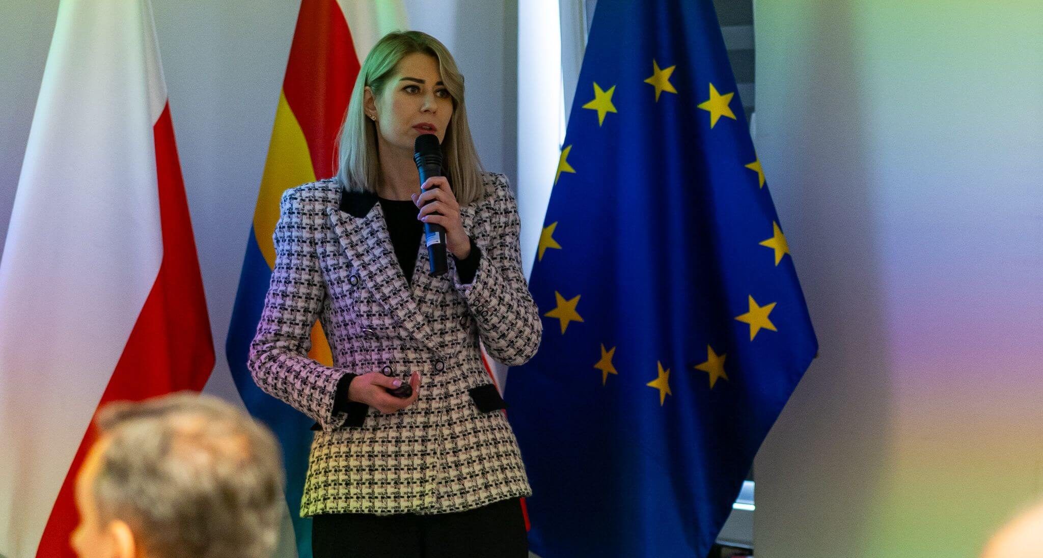 Kobieta mówi do mikrofonu