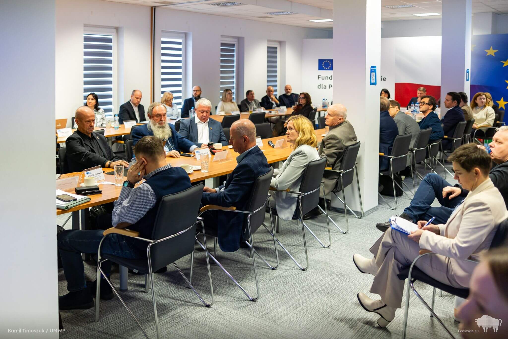 Grupa osób siedzi przy stole