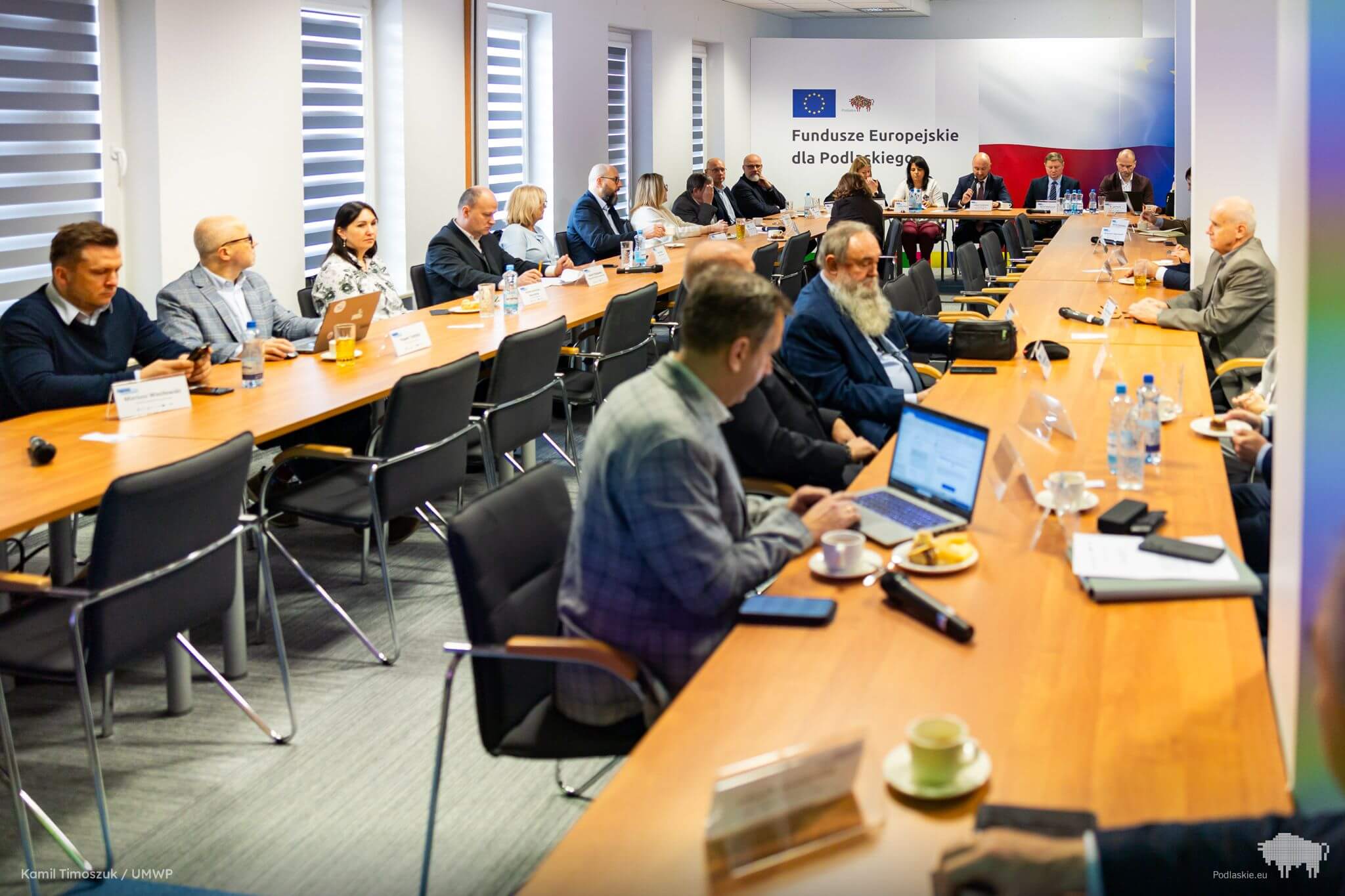 Grupa osób siedzi przy stole