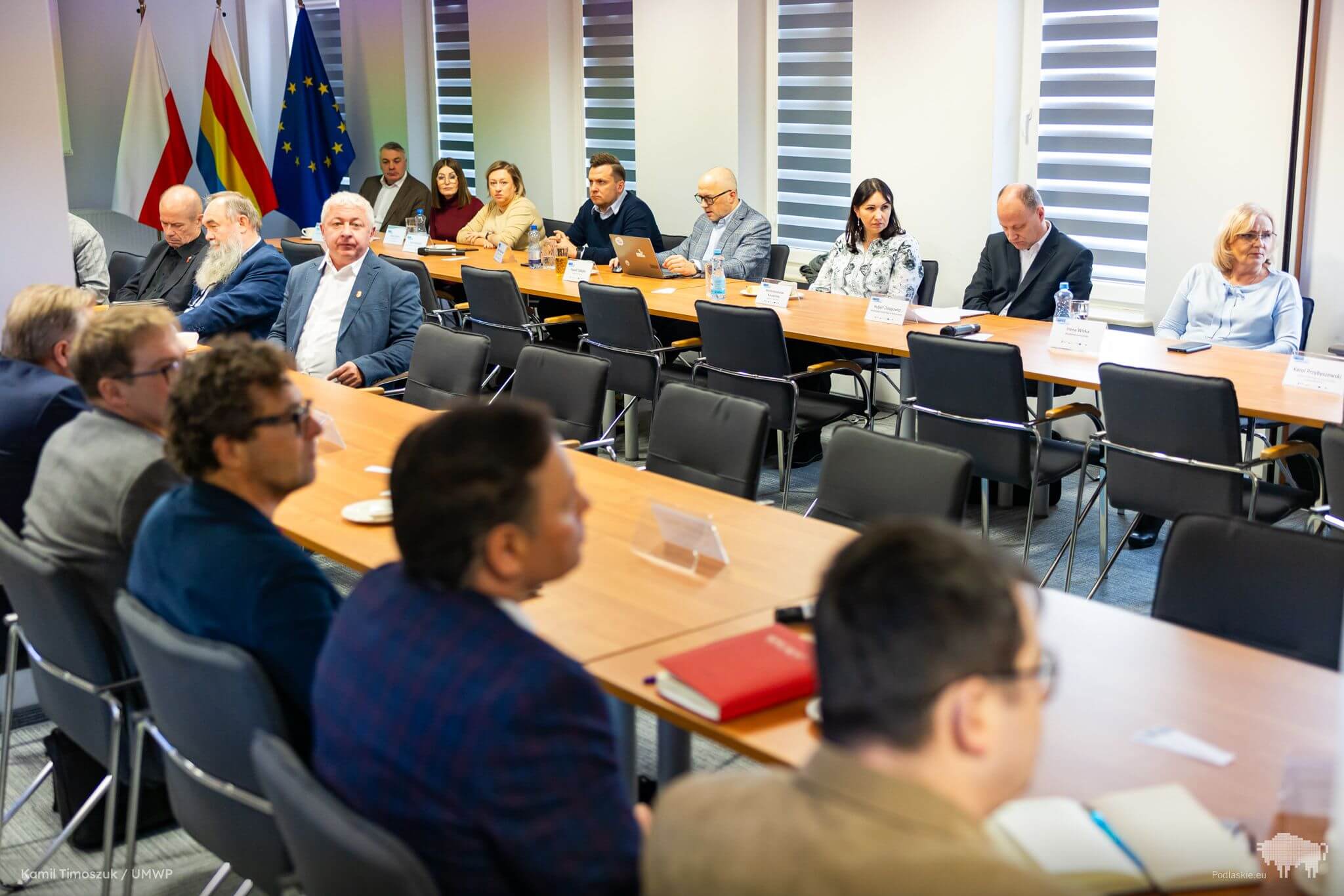 Grupa osób siedzi przy stole