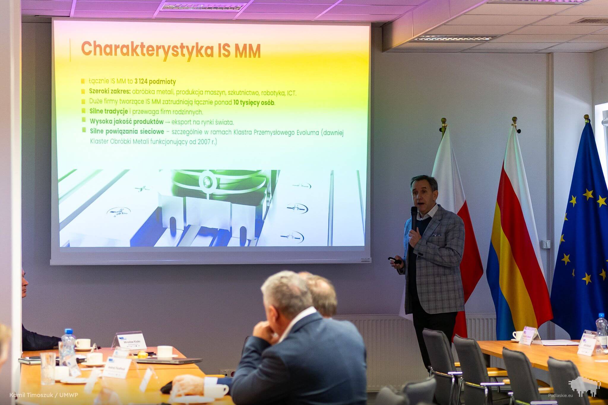 Mężczyzna mówi do mikrofonu