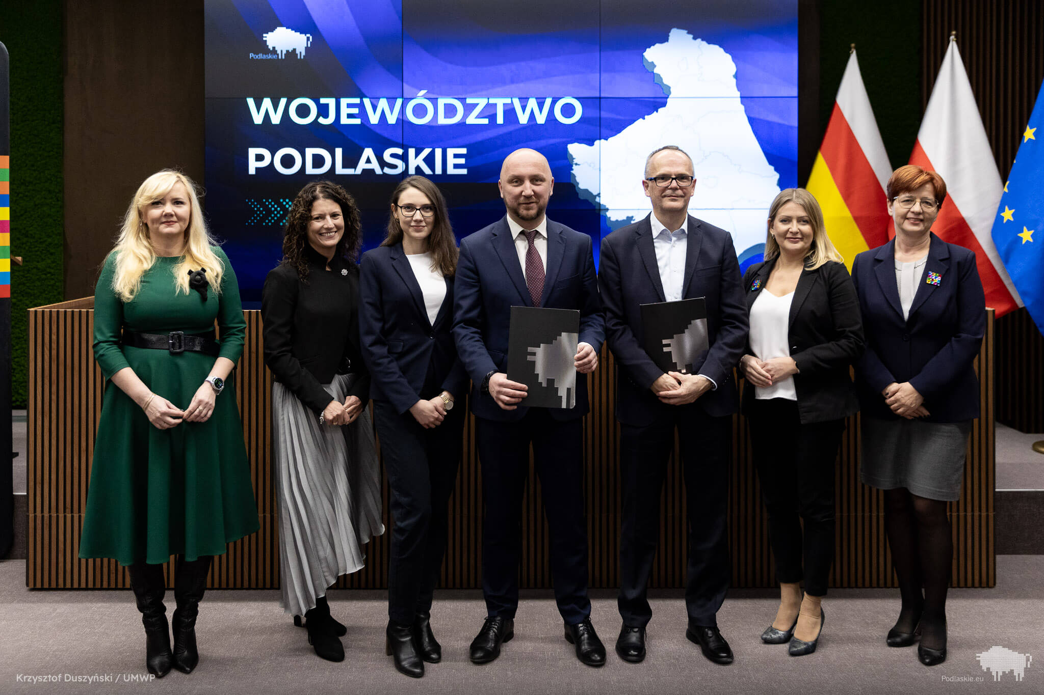 Grupa osób pozuje do pamiątkowego zdjęcia