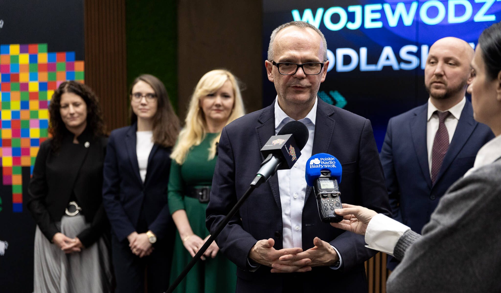 Mężczyzna mówi do mikrofonu