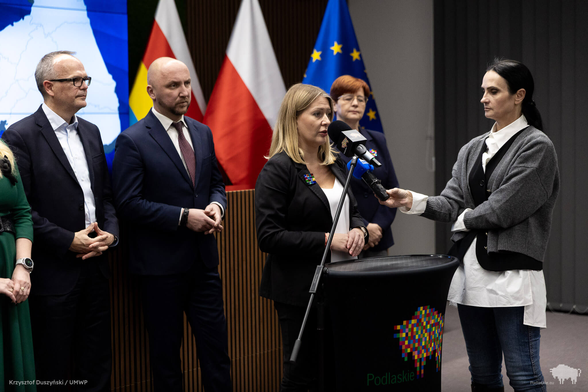 Kobieta mówi do mikrofonu