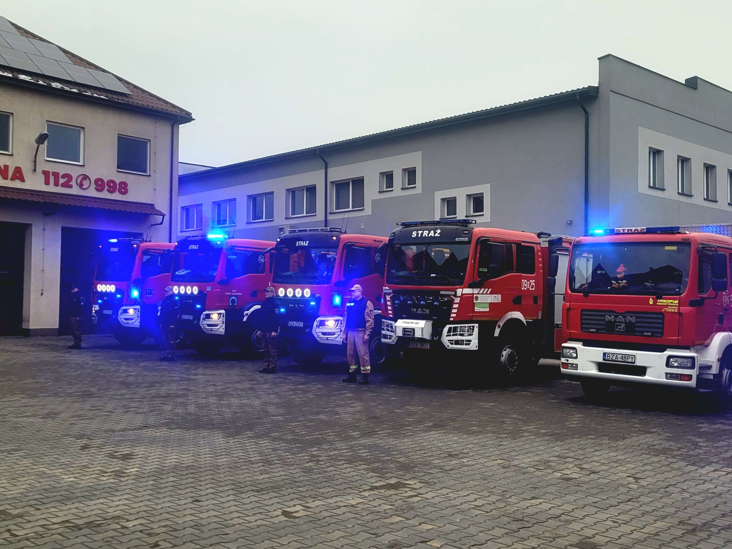 Wozy strażackie ustawione przed remizą