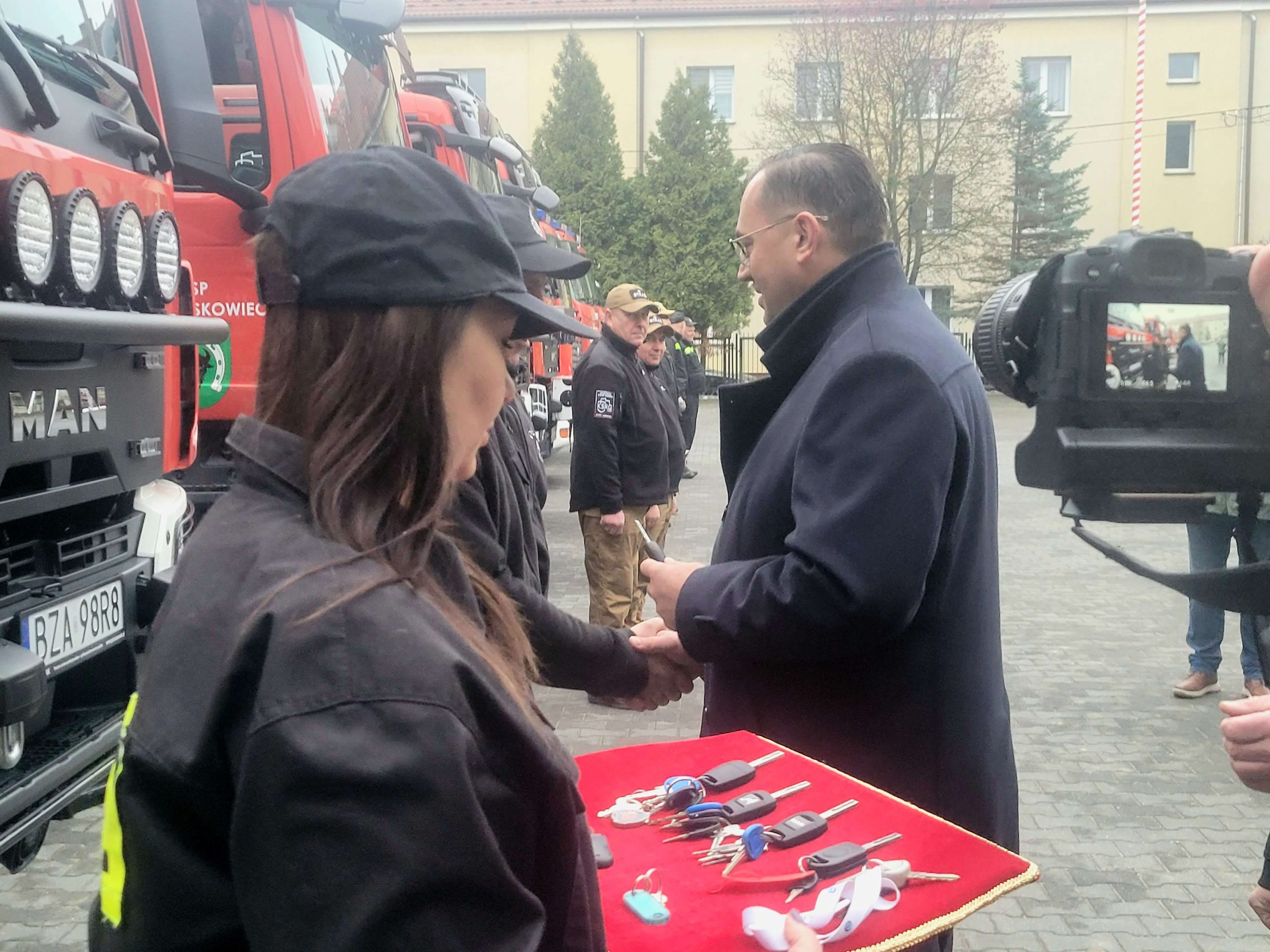 Mężczyzna gratuluje strażakom