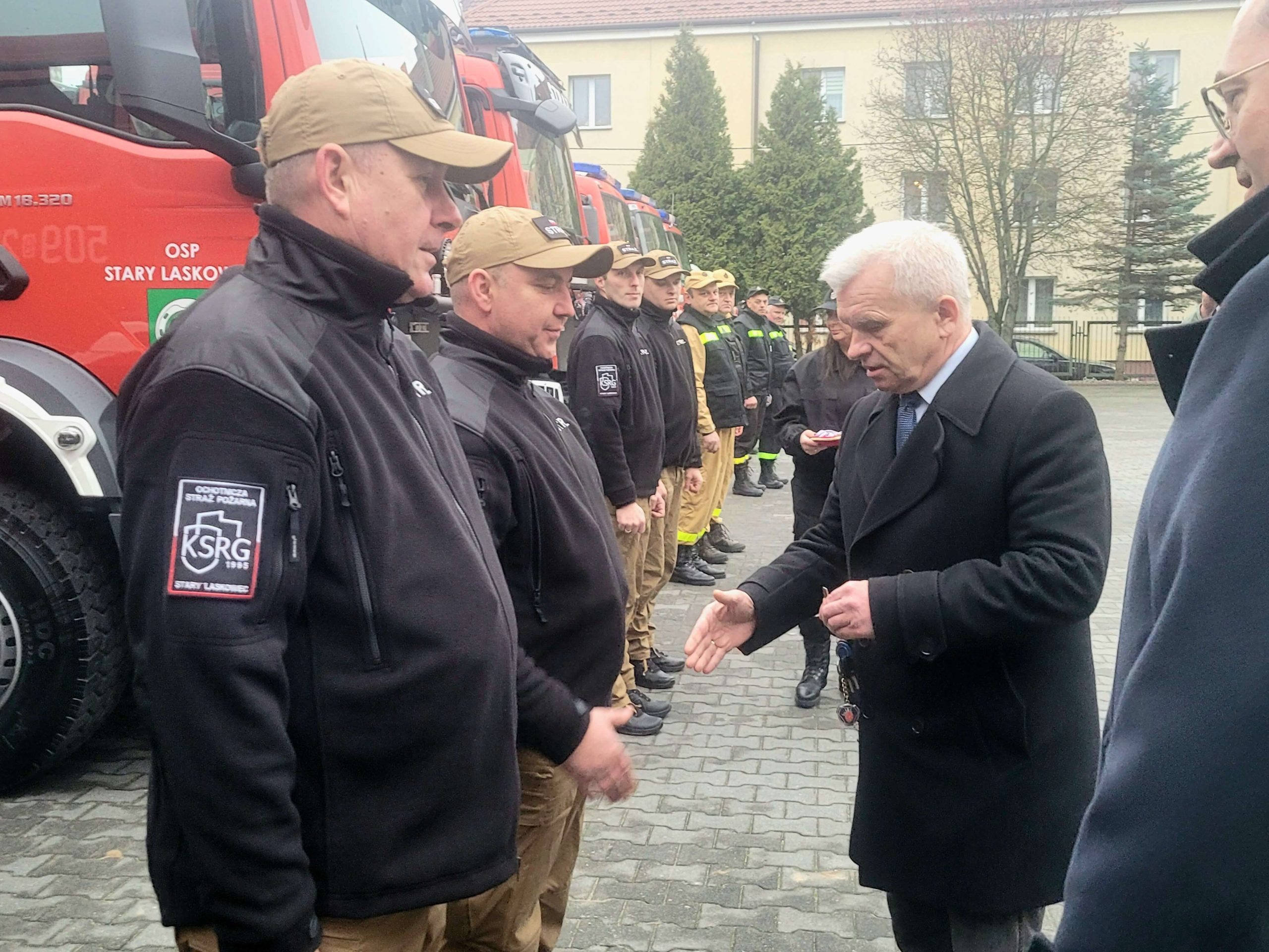 Mężczyzna gratuluje strażakom