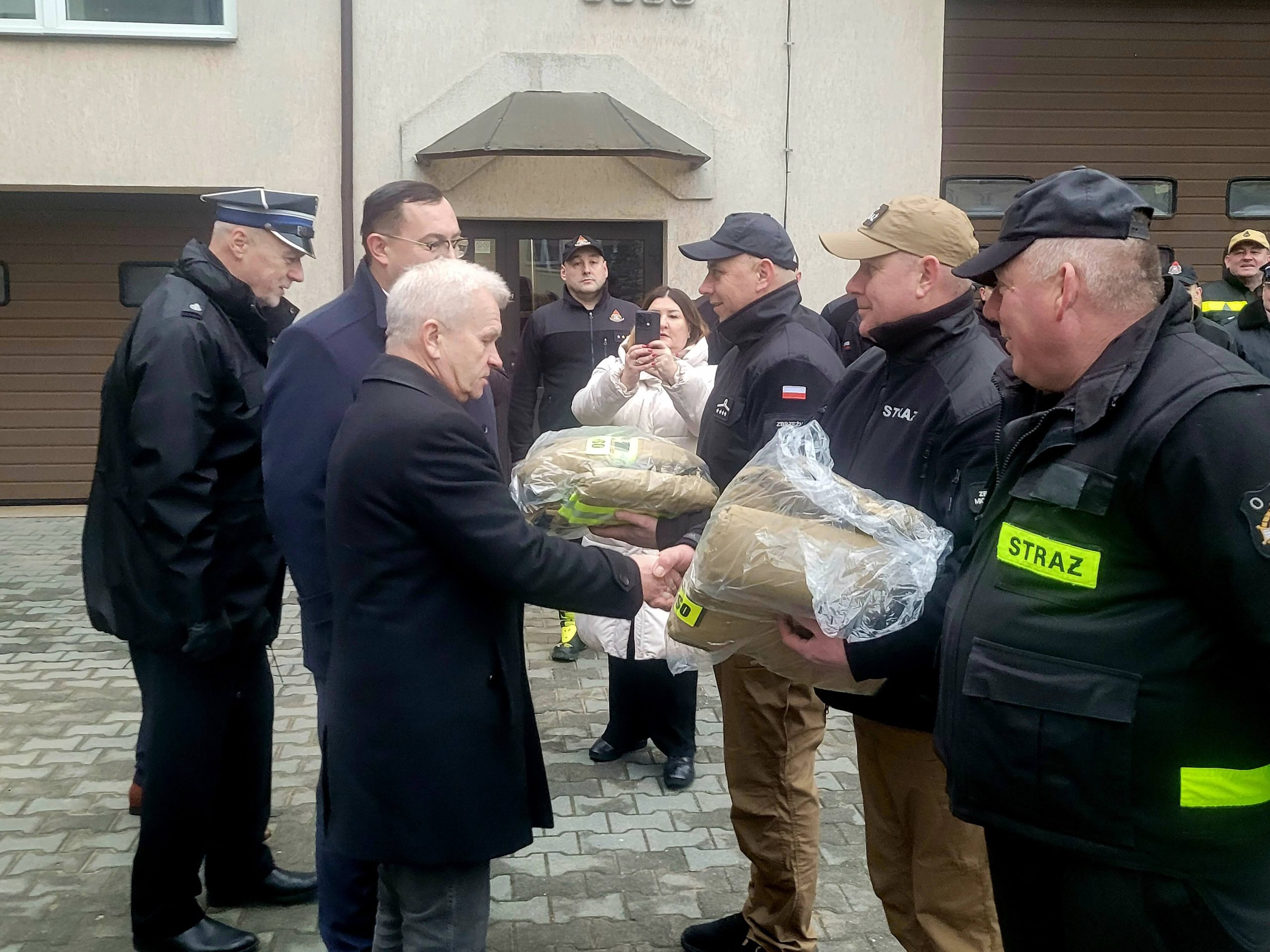 Mężczyźni gratulują strażakom