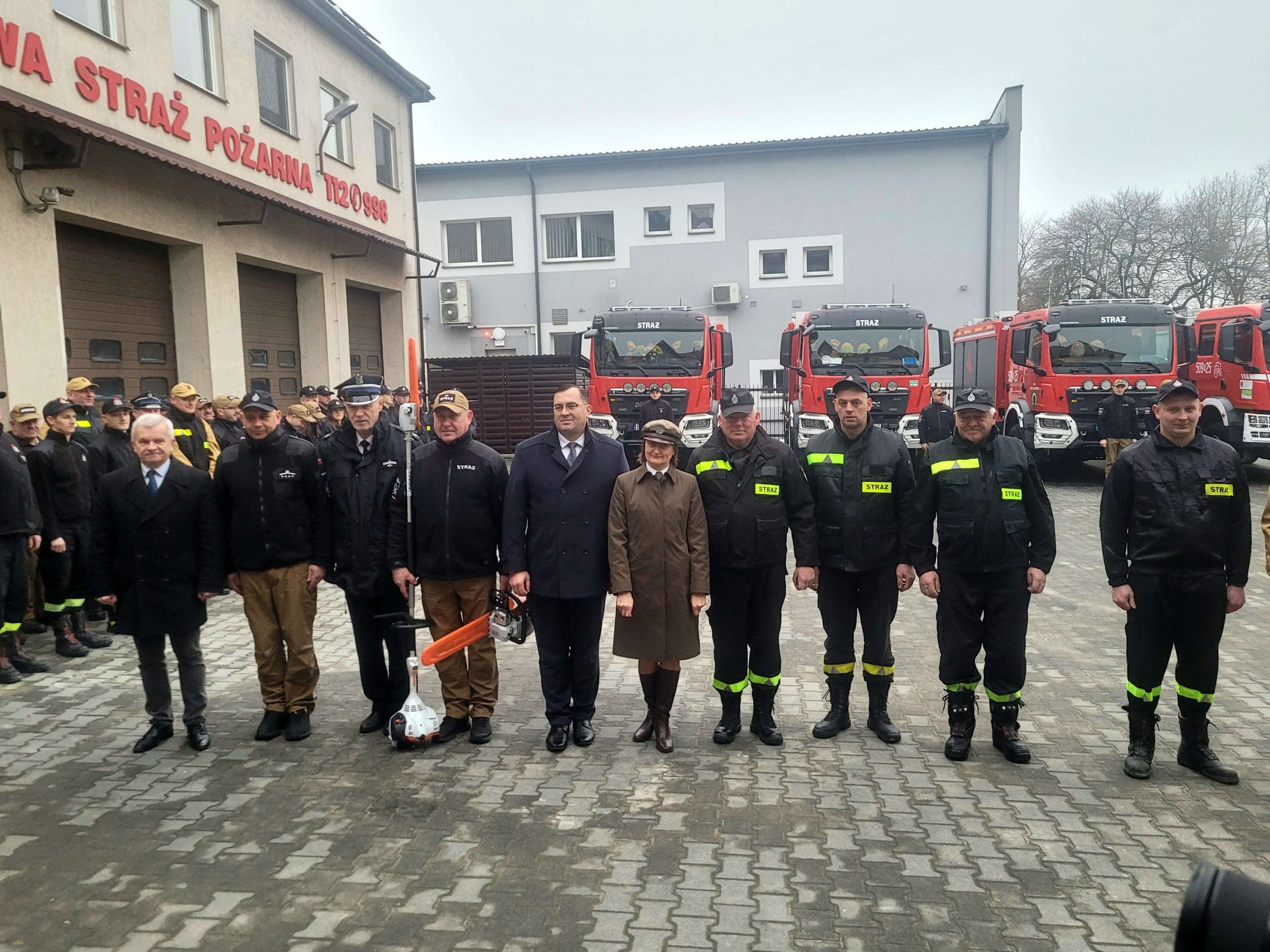 Grupa osób pozuje do pamiątkowego zdjęcia