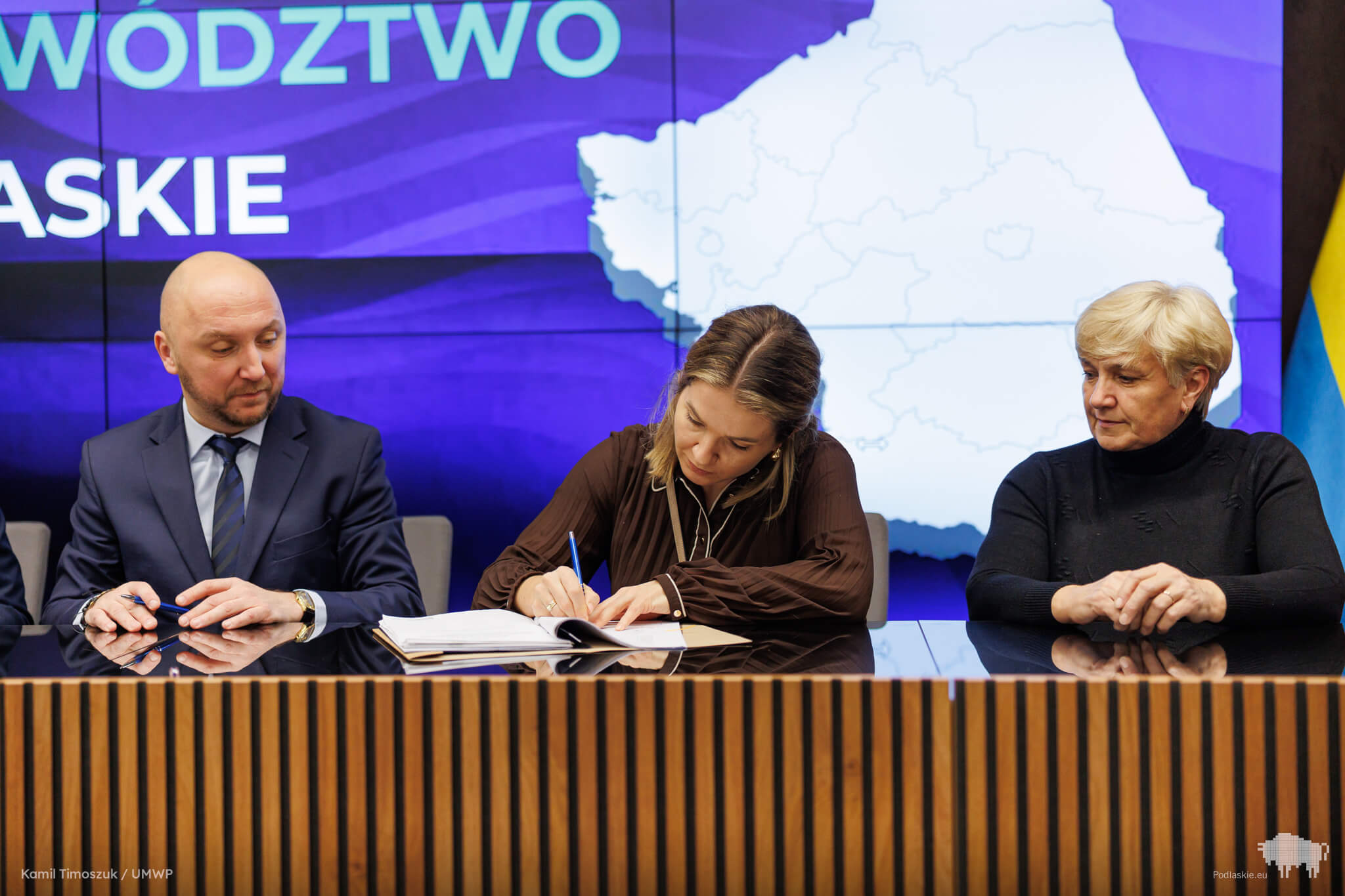 Kobiety podpisują dokumenty