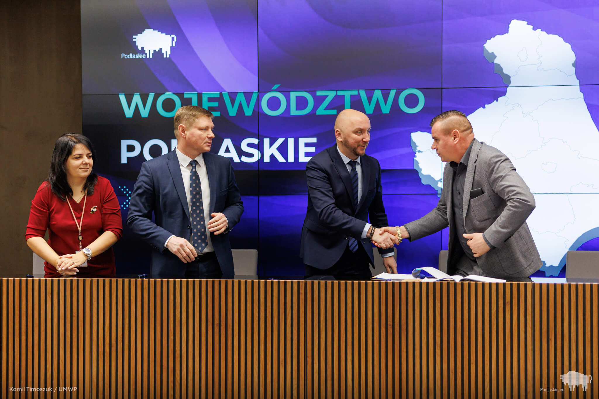 Mężczyźni składają gratulacje