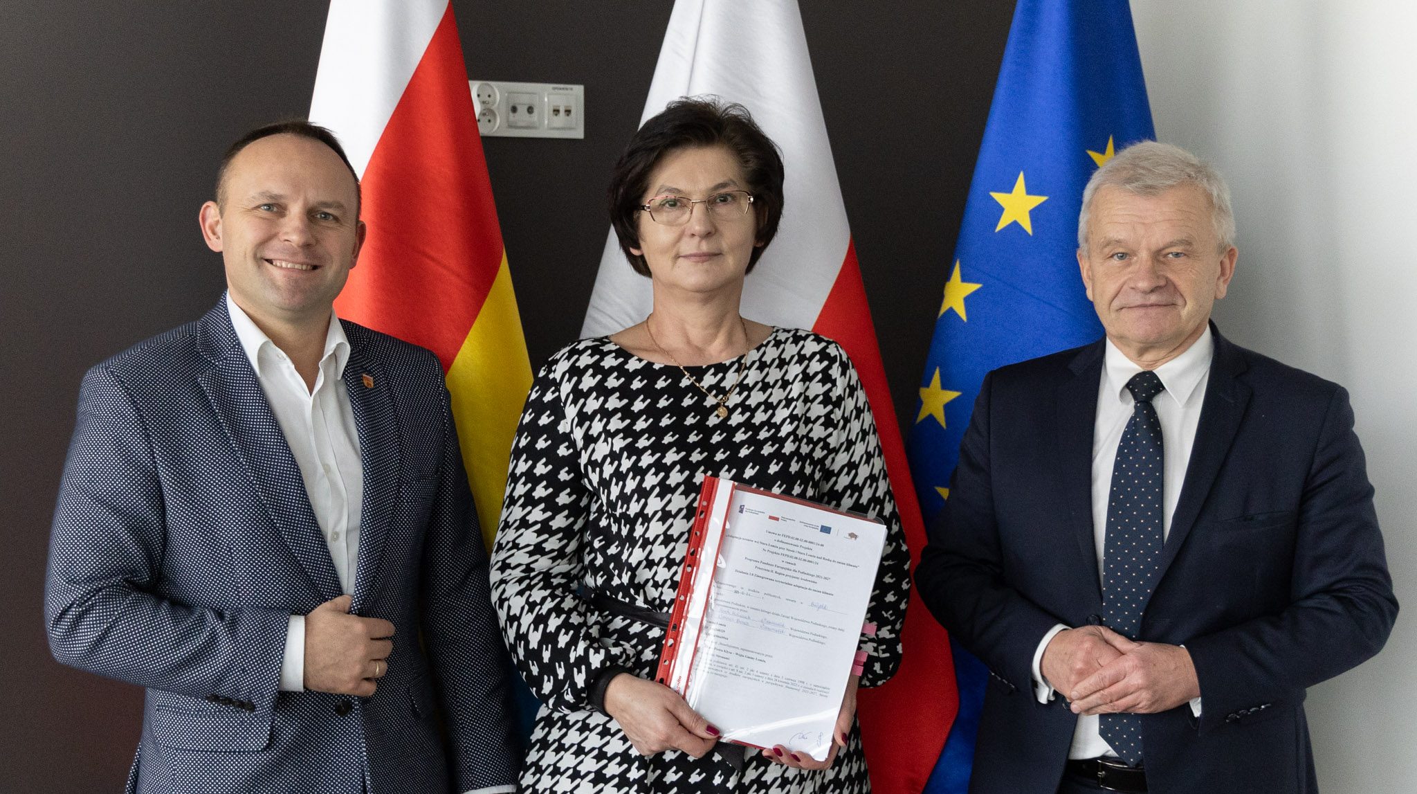 Sygnatariusze umowy pozują do pamiątkowego zdjęcia