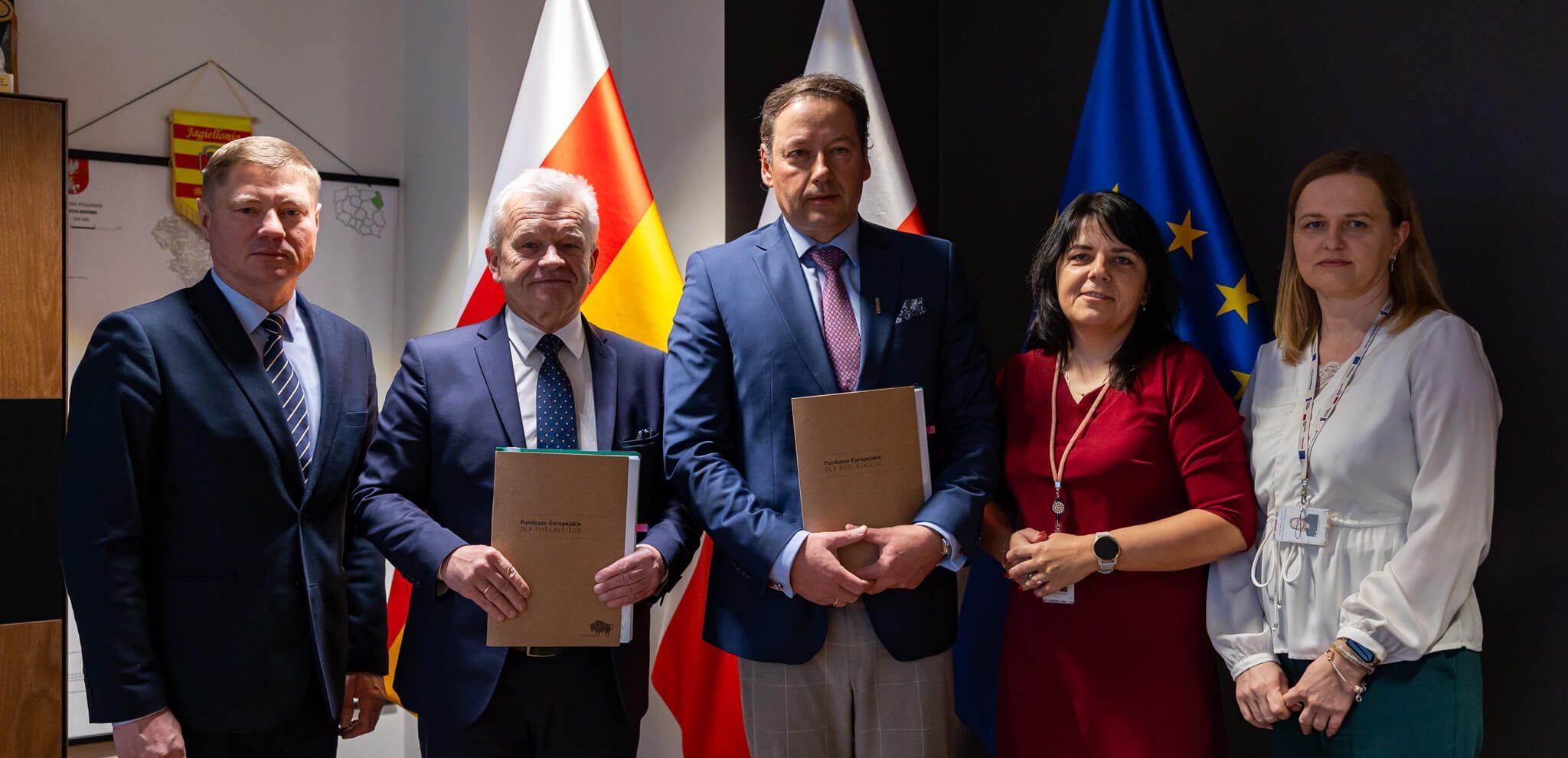 Sygnatariusze umowy pozują do pamiątkowego zdjęcia