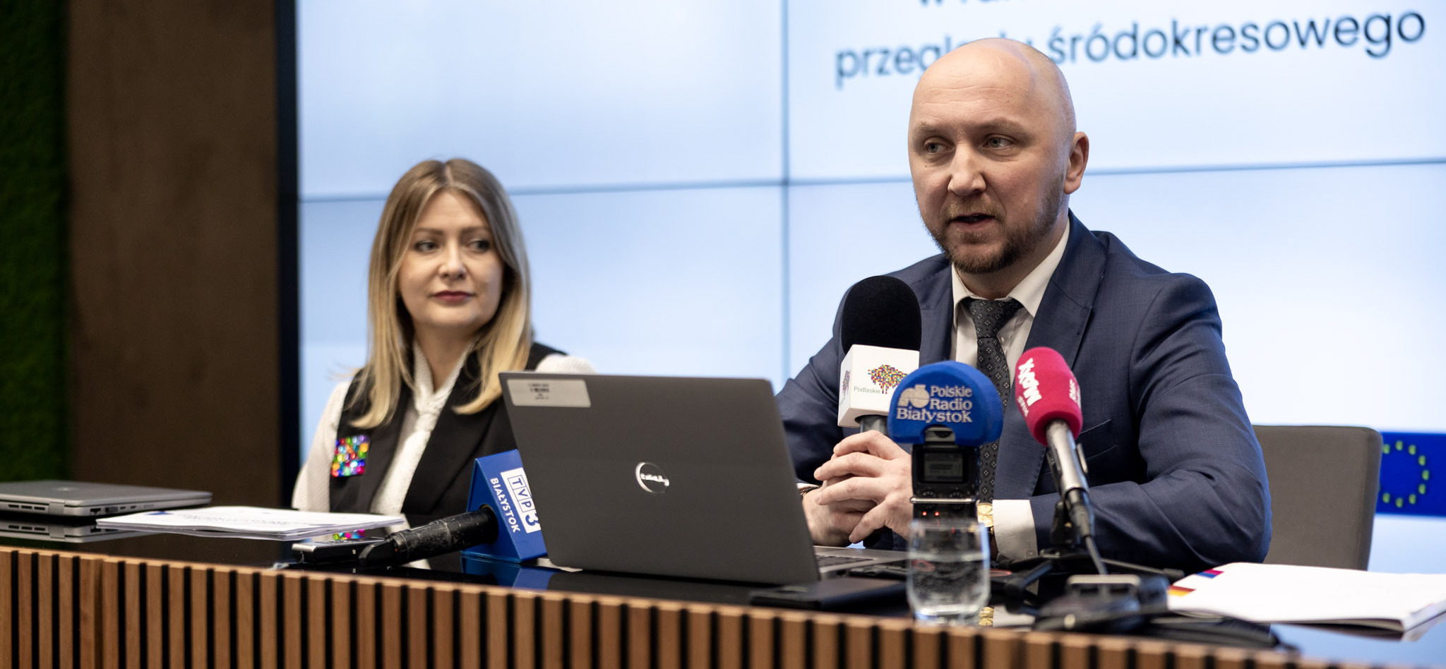 Marszałek województwa Podlaskiego wraz z Dyrektor Departamentu na konferencji
