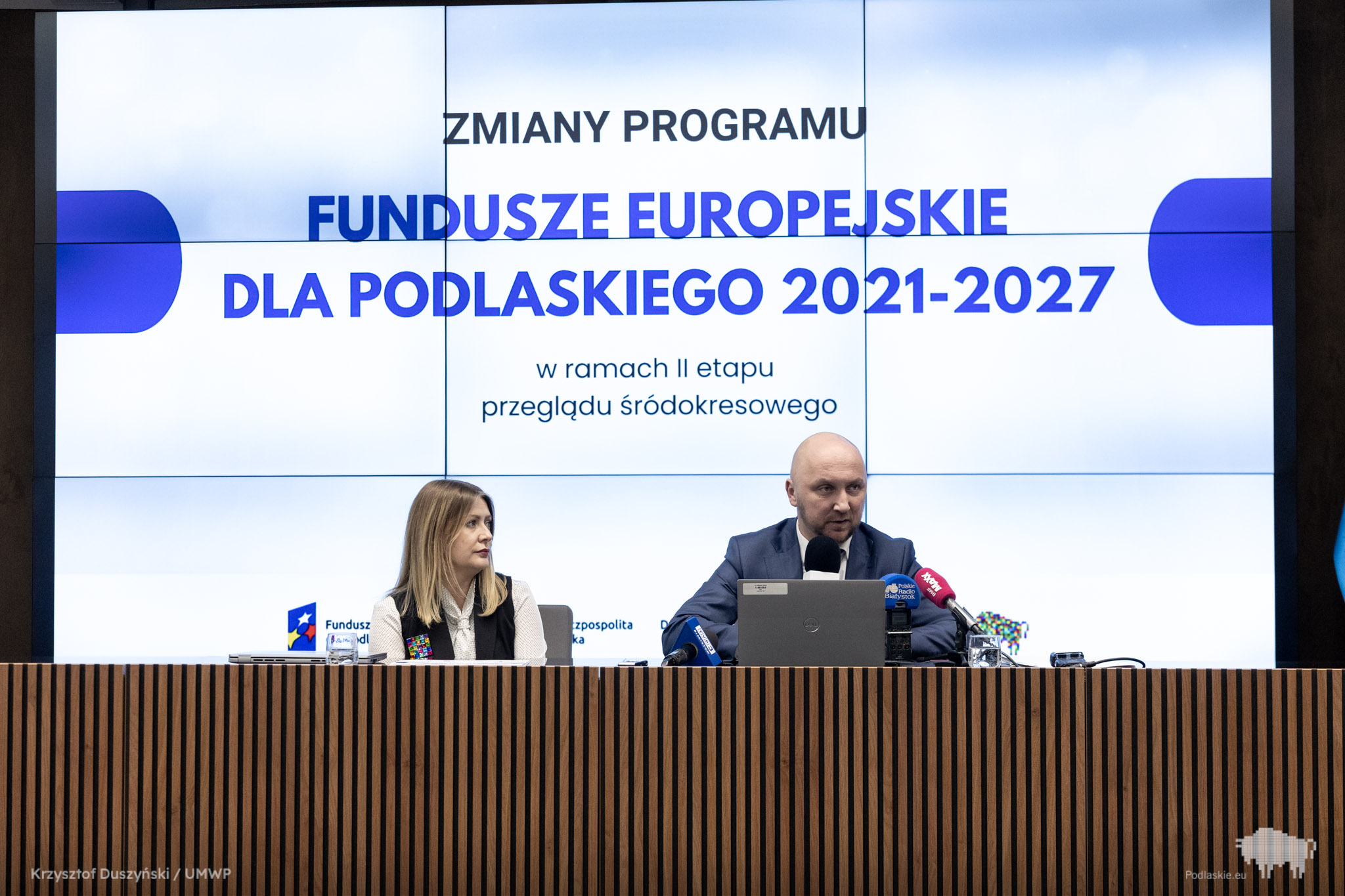 Marszałek województwa Podlaskiego wraz z Dyrektor Departamentu na konferencji