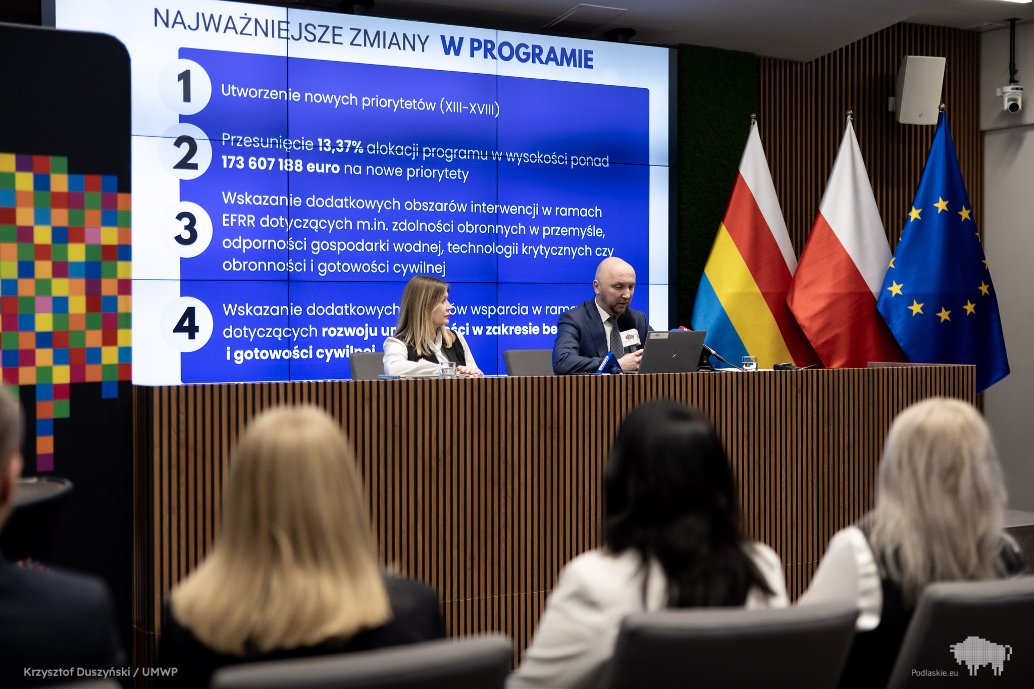 Marszałek województwa Podlaskiego wraz z Dyrektor Departamentu podczas konferencji