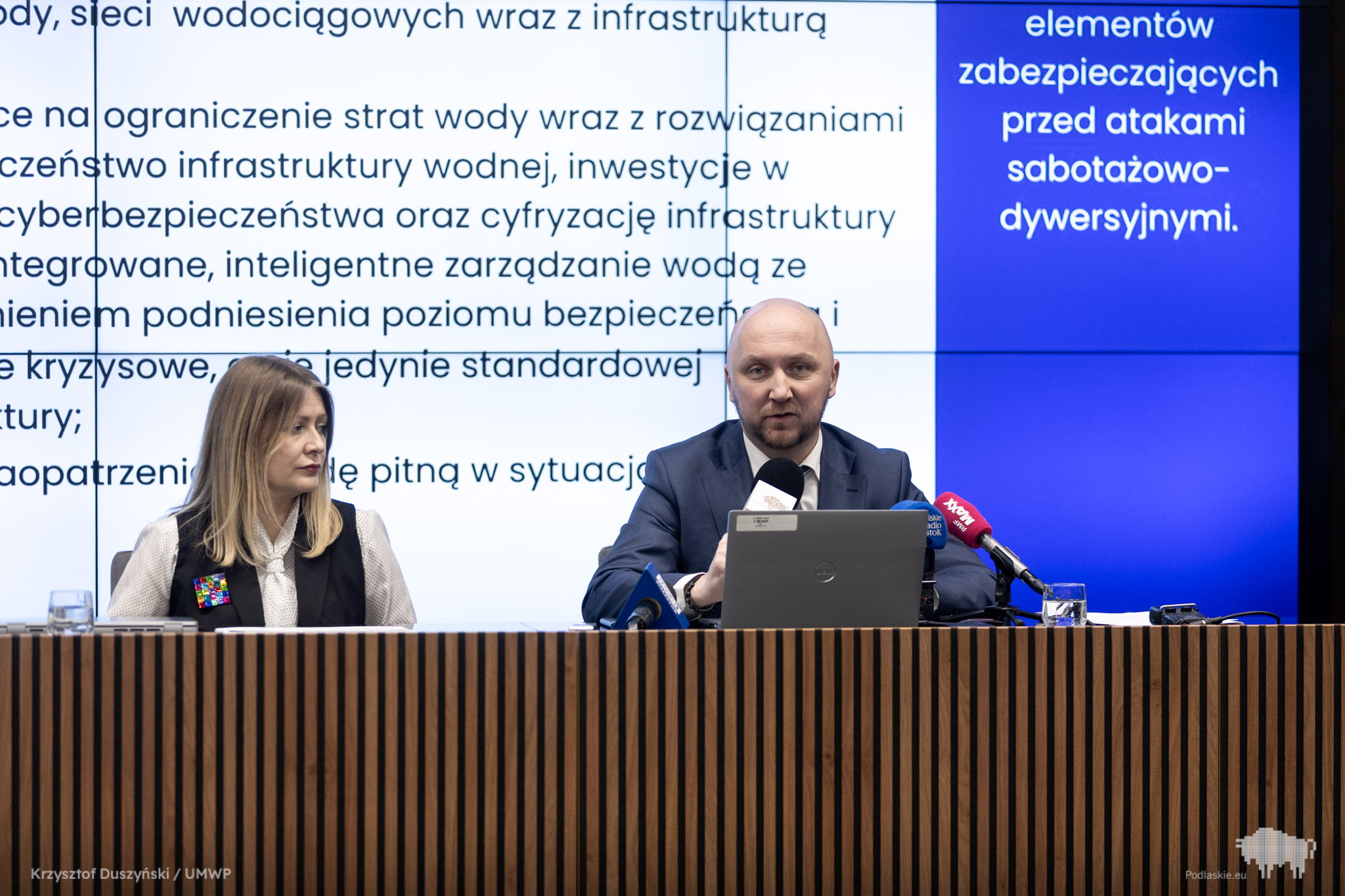 Marszałek województwa Podlaskiego wraz z Dyrektor Departamentu podczas konferencji