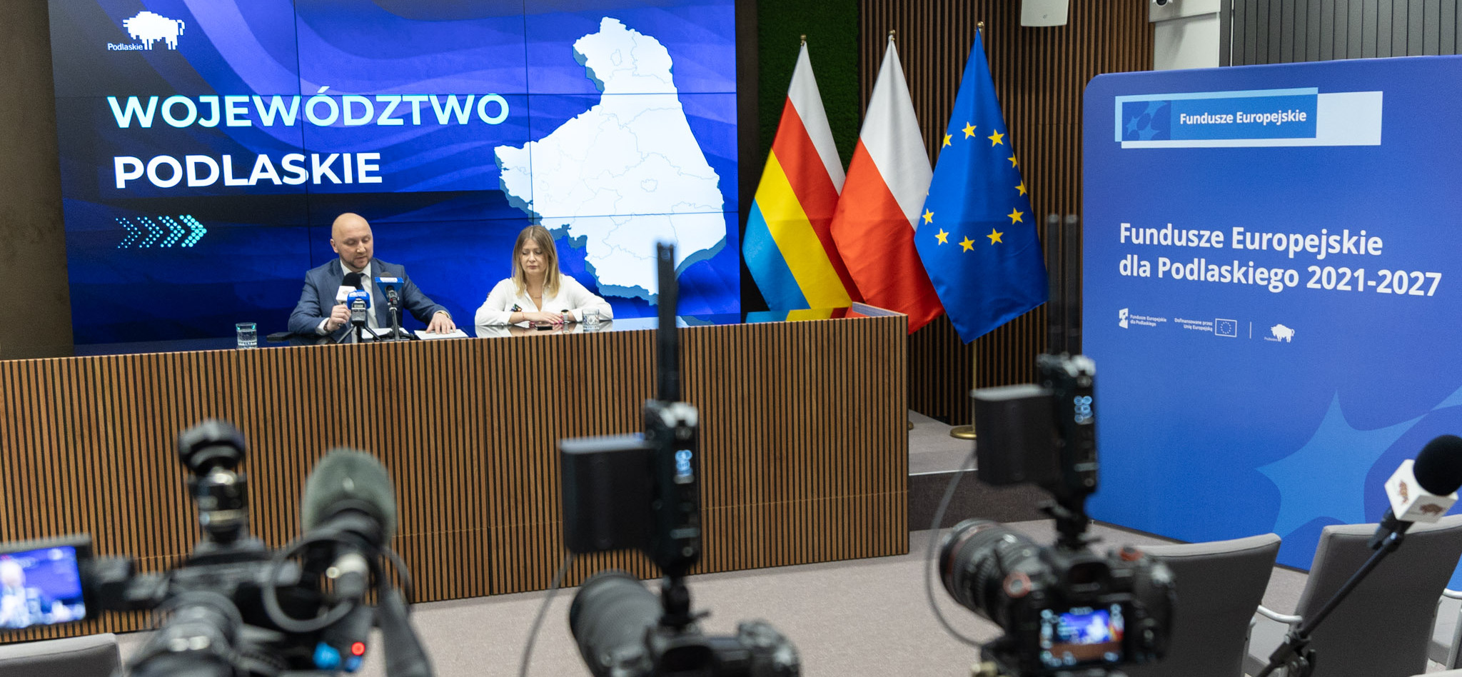 Marszałek z Dyrekto departamentu podczas konferencji