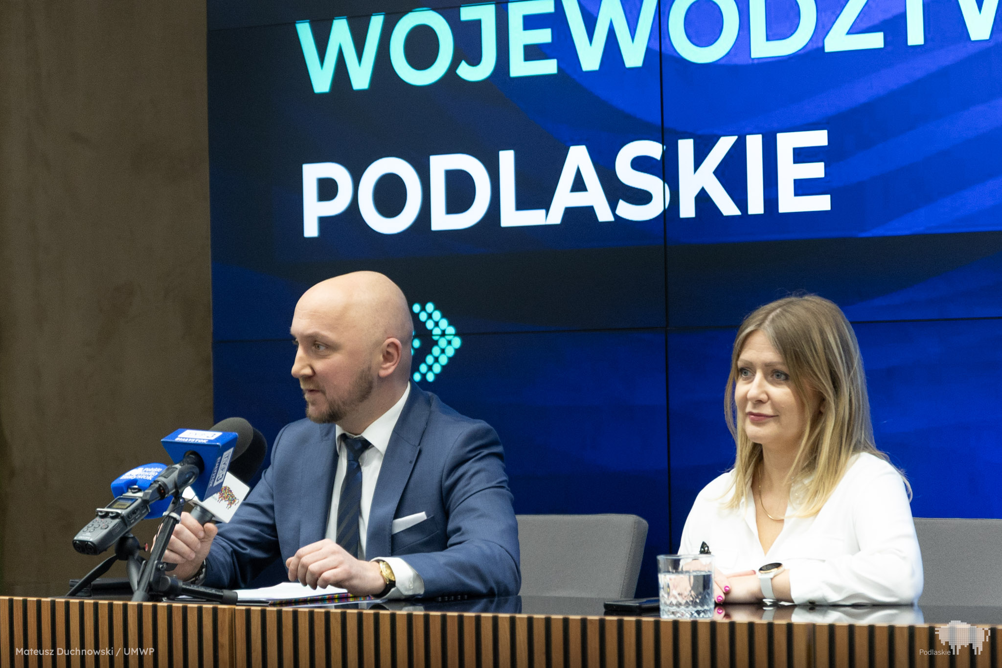 Marszałek z Dyrektor departamentu podczas konferencji