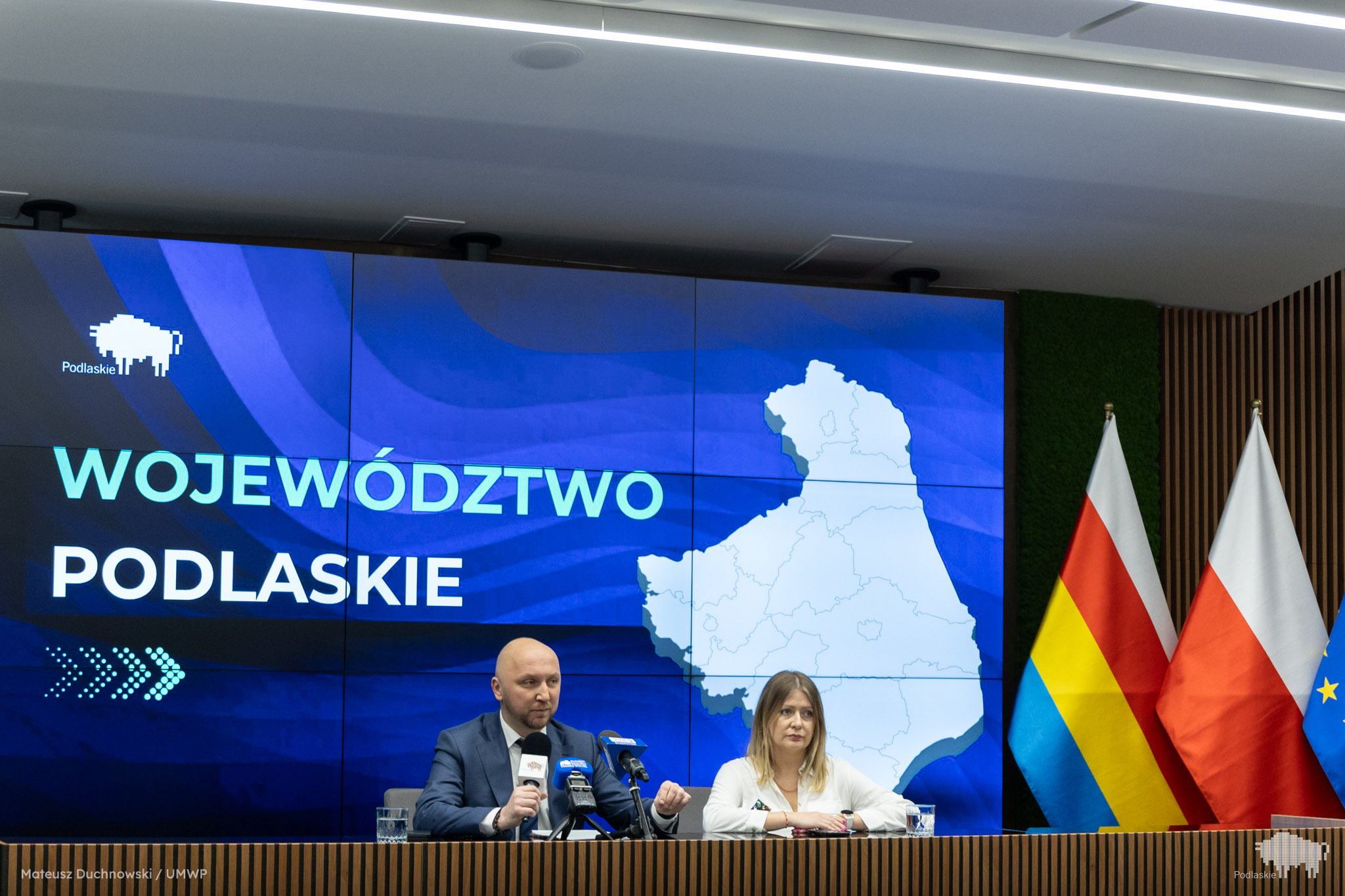 Marszałek z Dyrektor departamentu podczas konferencji