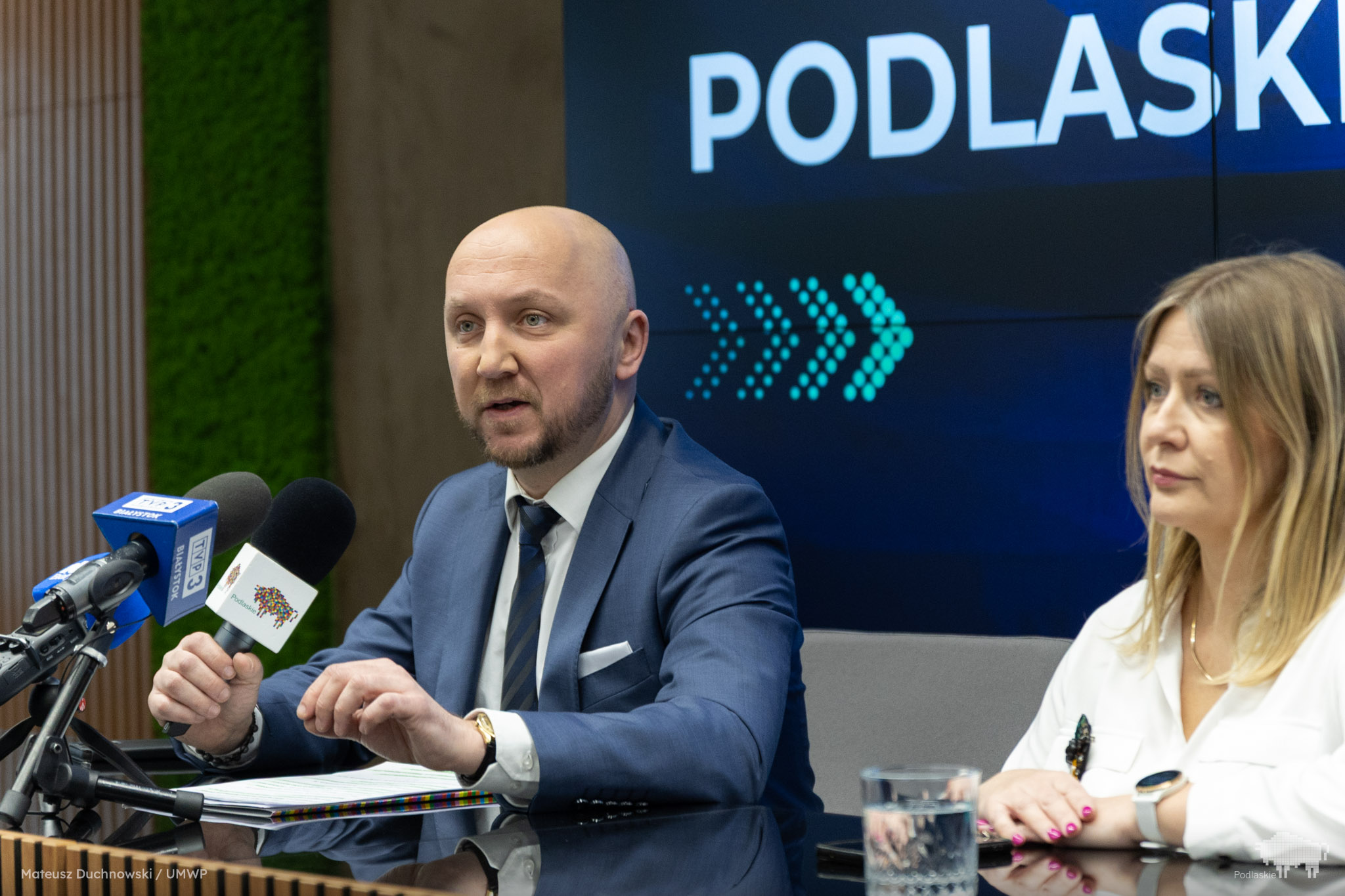 Marszałek z Dyrektor departamentu podczas konferencji