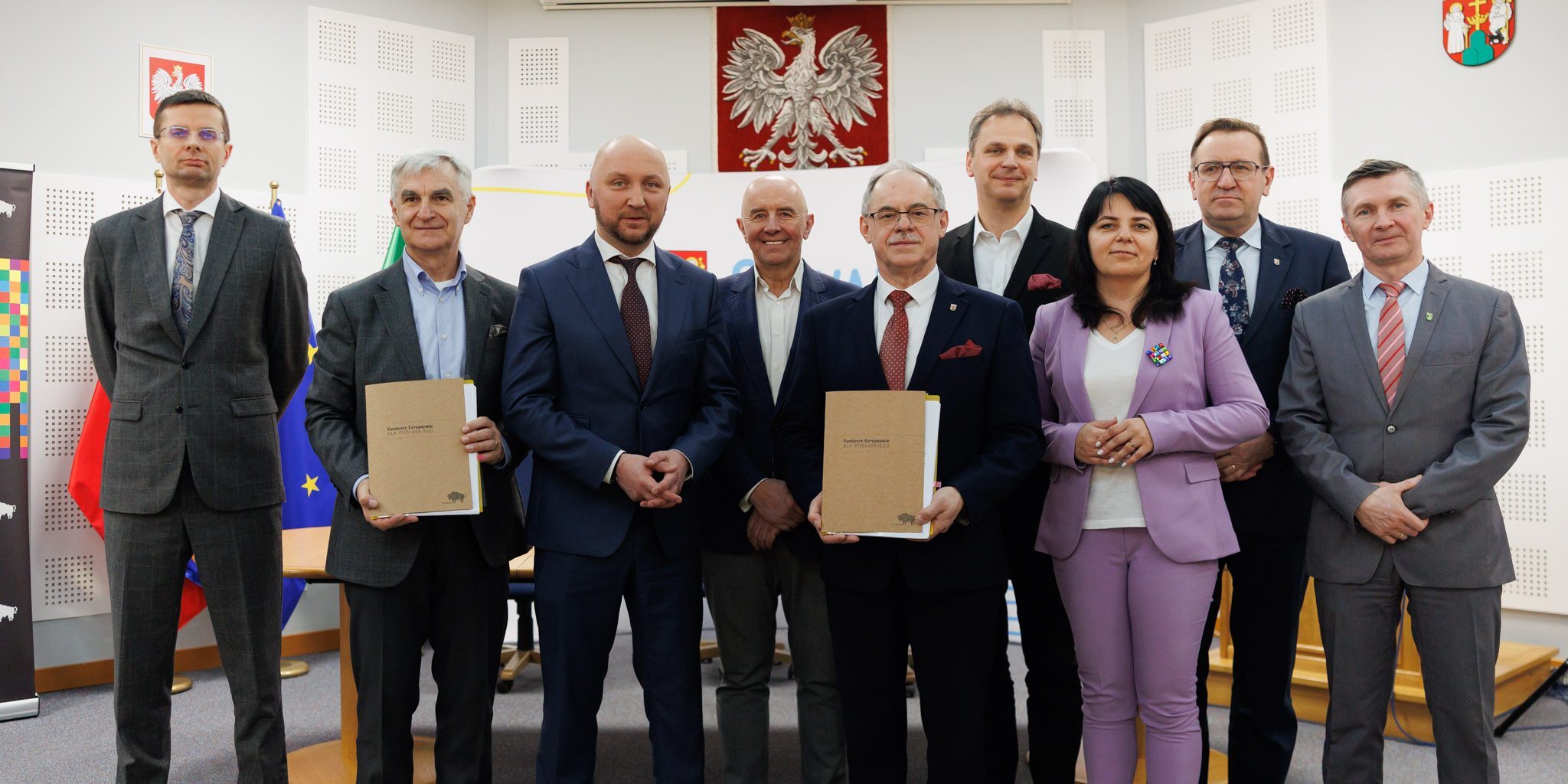 Sygnatariusze umowy pozują do pamiątkowego zdjęcia