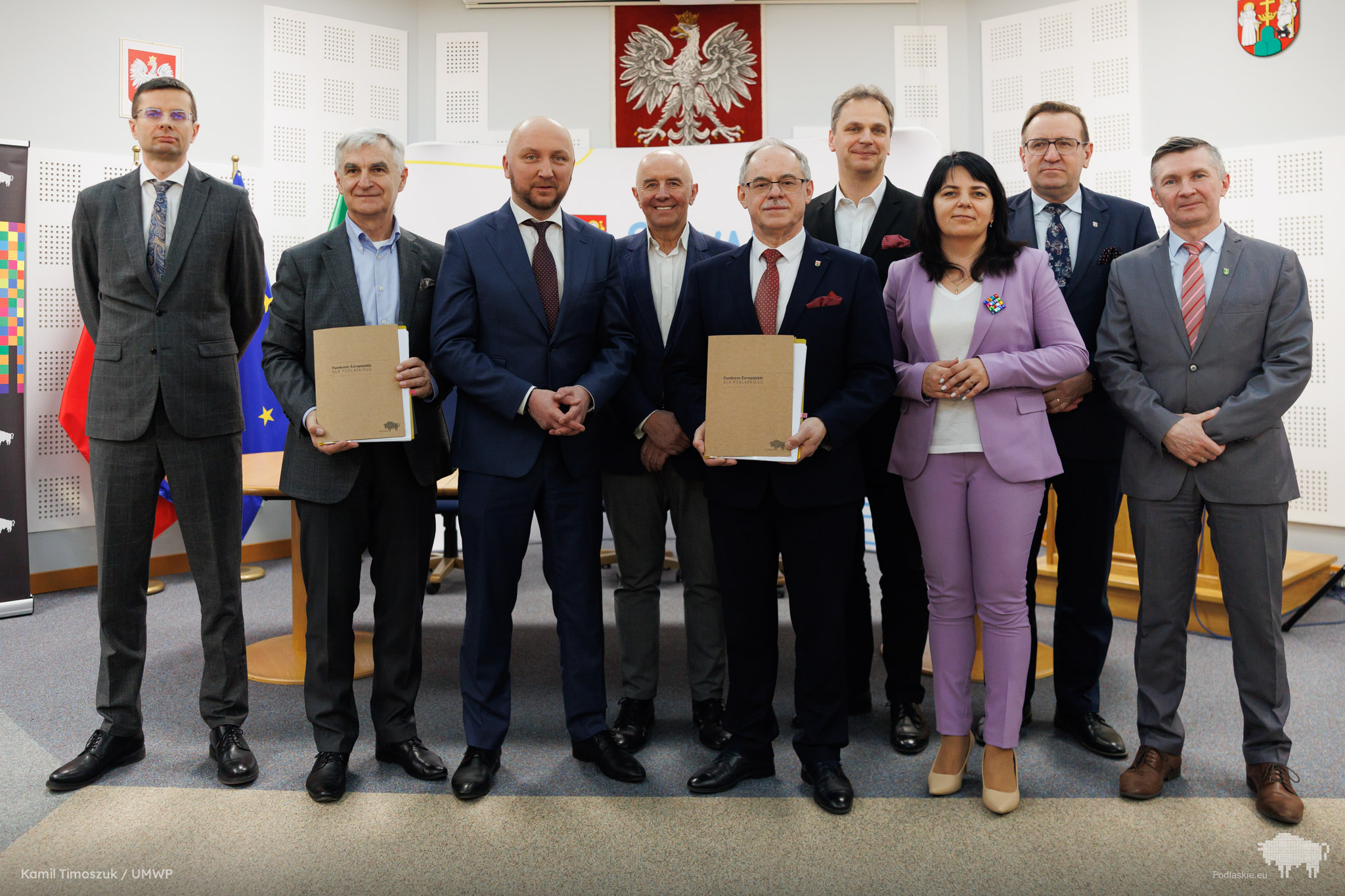 Sygnatariusze umowy pozują do pamiątkowego zdjęcia
