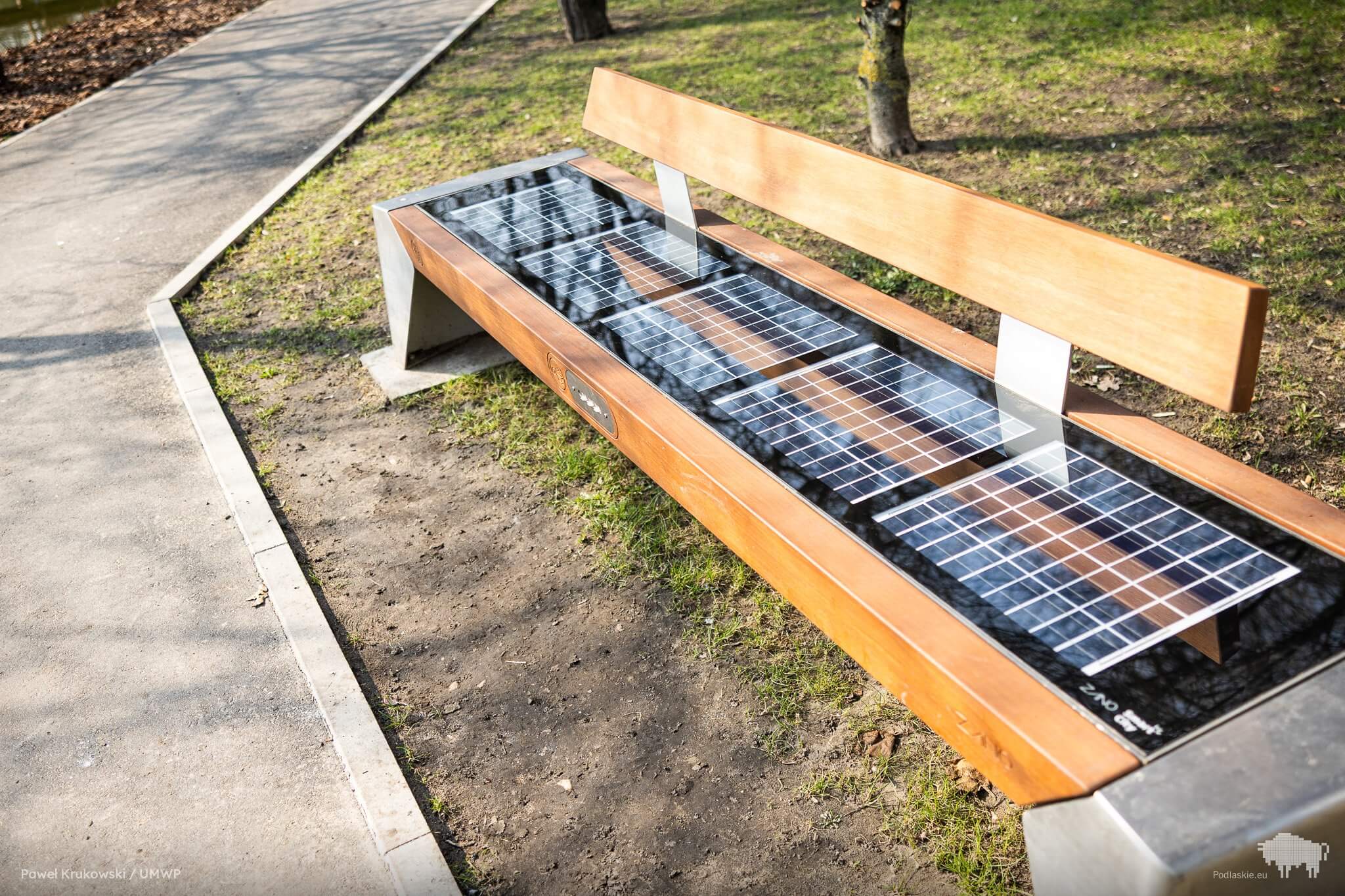 Ławka z panelem fotowoltaicznym