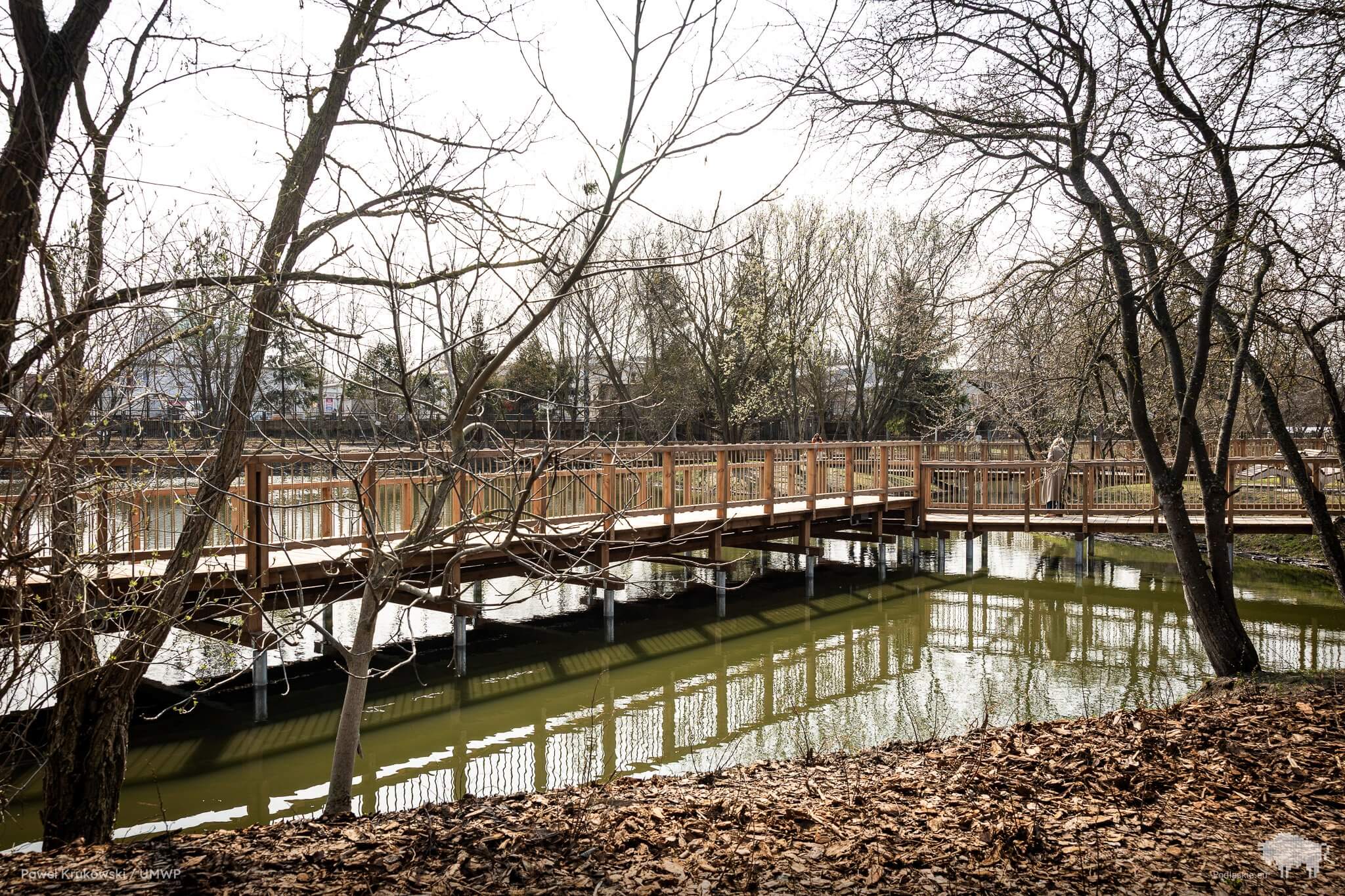 Kładka nad zrewitalizowanym stawem